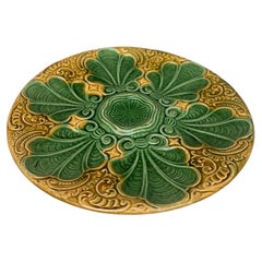 Assiette à huîtres en majolique verte et jaune du XIXe siècle