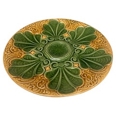 Assiette à huîtres en majolique verte et jaune du XIXe siècle