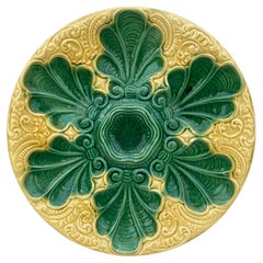 Plato de ostra de mayólica verde y amarilla del siglo XIX
