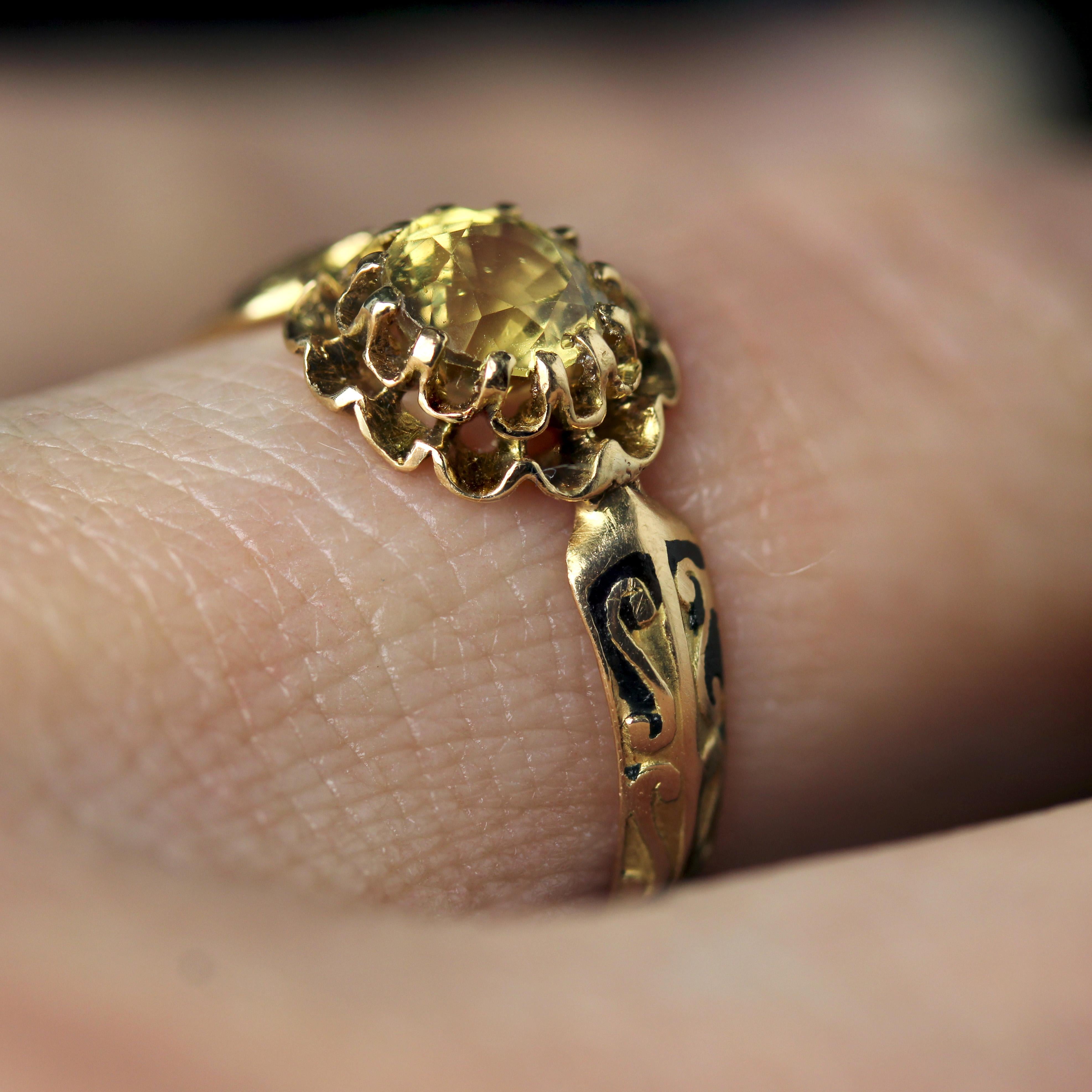 Bague en or rose 18 carats émaillée de saphirs verts et jaunes du 19e siècle en vente 5