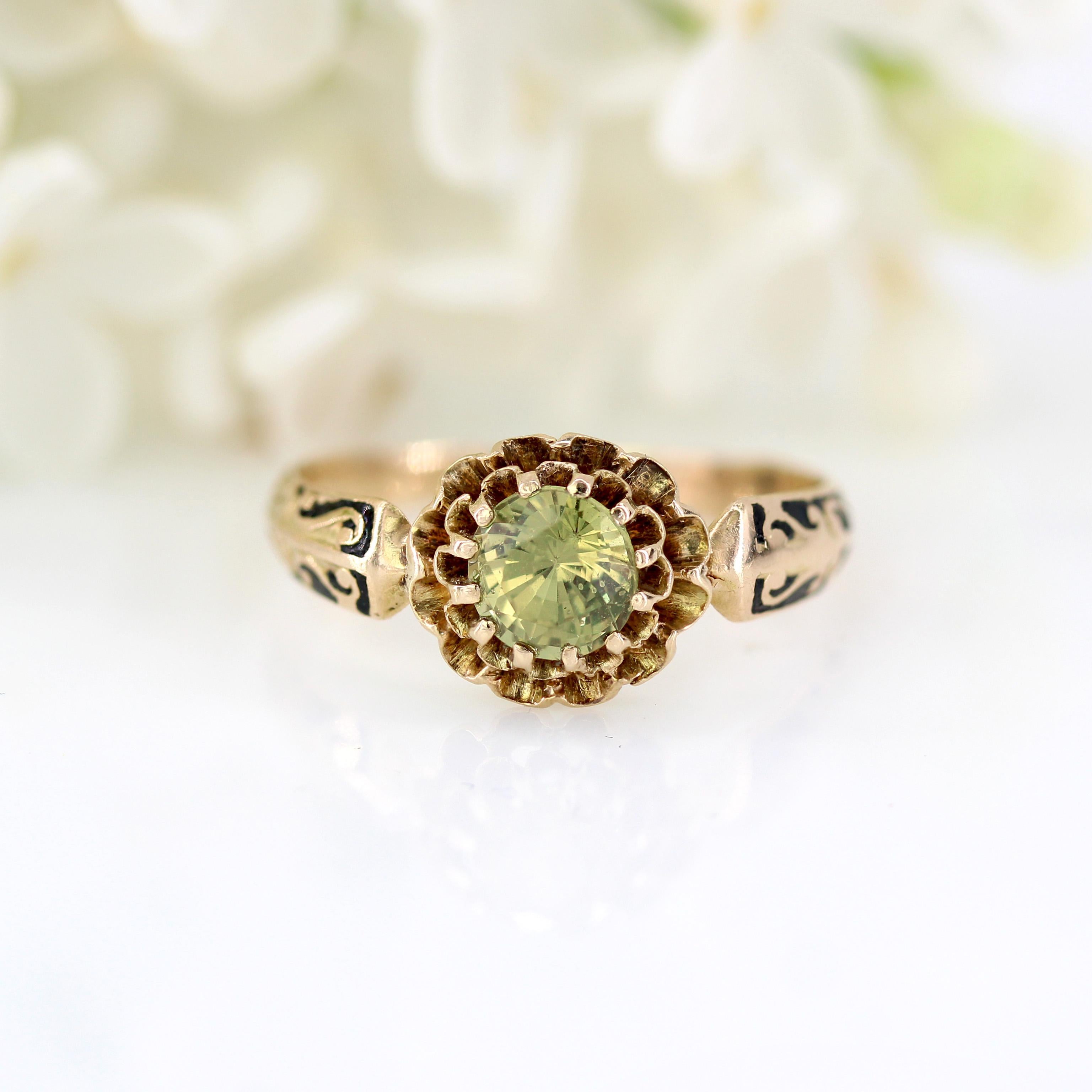 Bague en or rose 18 carats émaillée de saphirs verts et jaunes du 19e siècle en vente 8