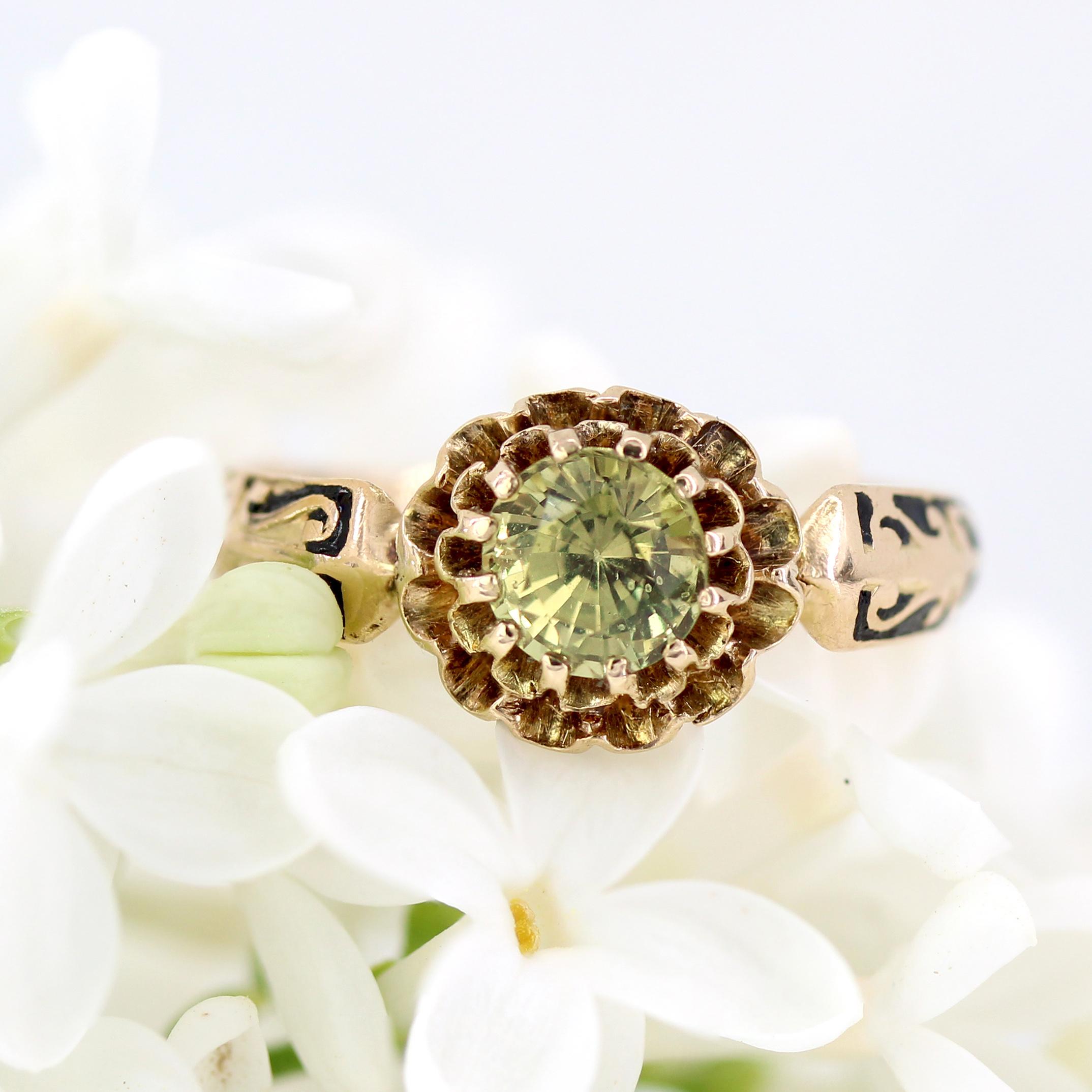 Napoléon III Bague en or rose 18 carats émaillée de saphirs verts et jaunes du 19e siècle en vente