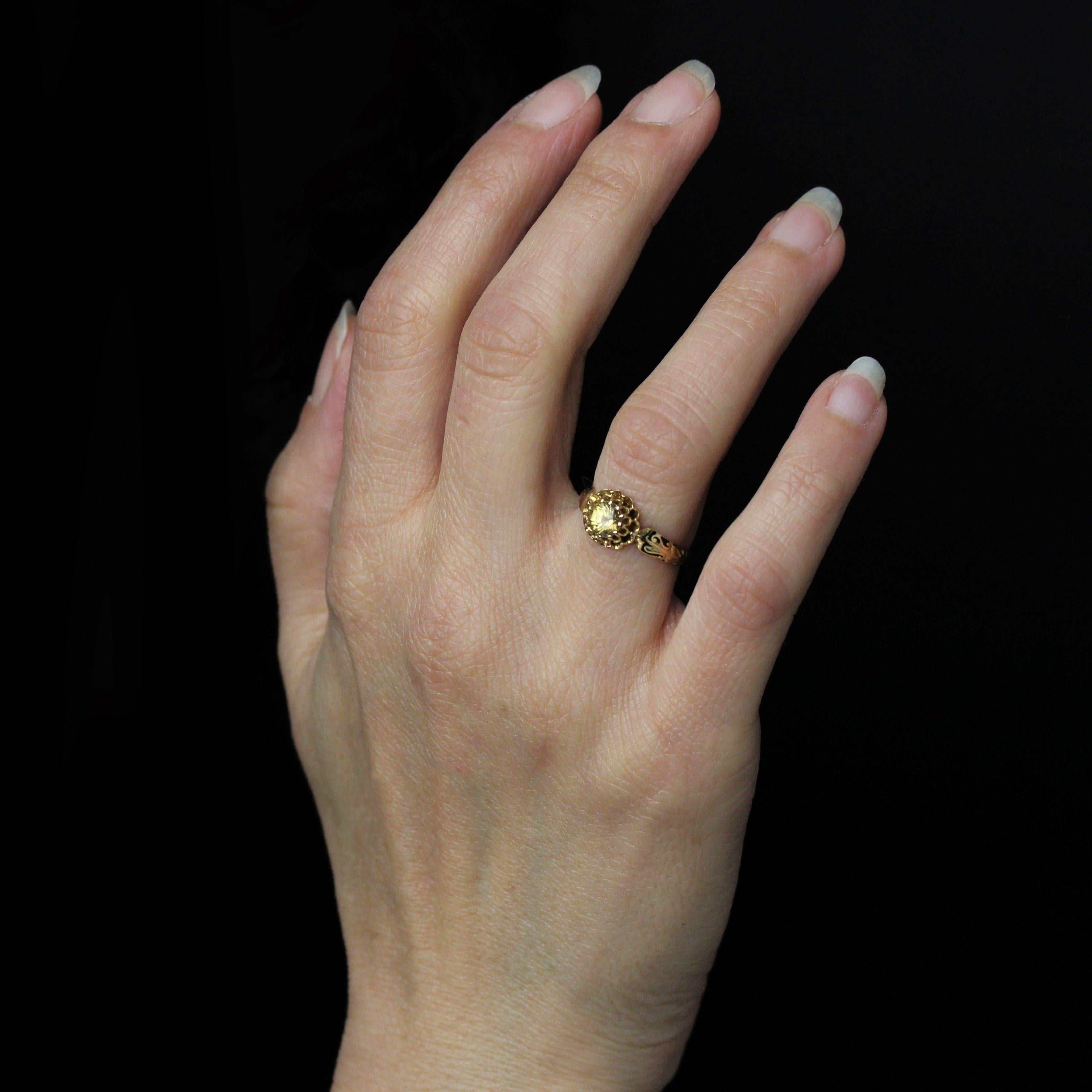 Taille ronde Bague en or rose 18 carats émaillée de saphirs verts et jaunes du 19e siècle en vente