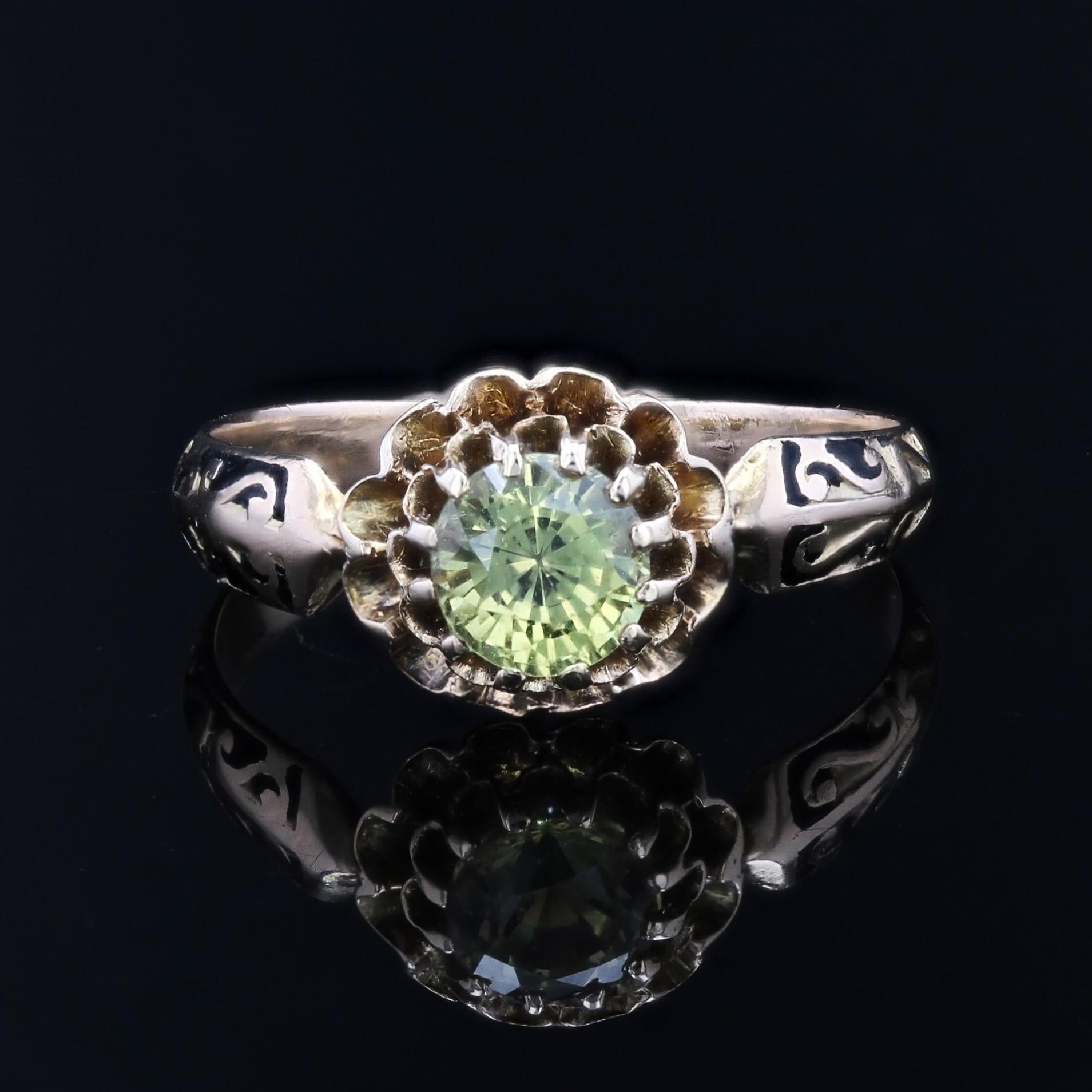 Bague en or rose 18 carats émaillée de saphirs verts et jaunes du 19e siècle Bon état - En vente à Poitiers, FR