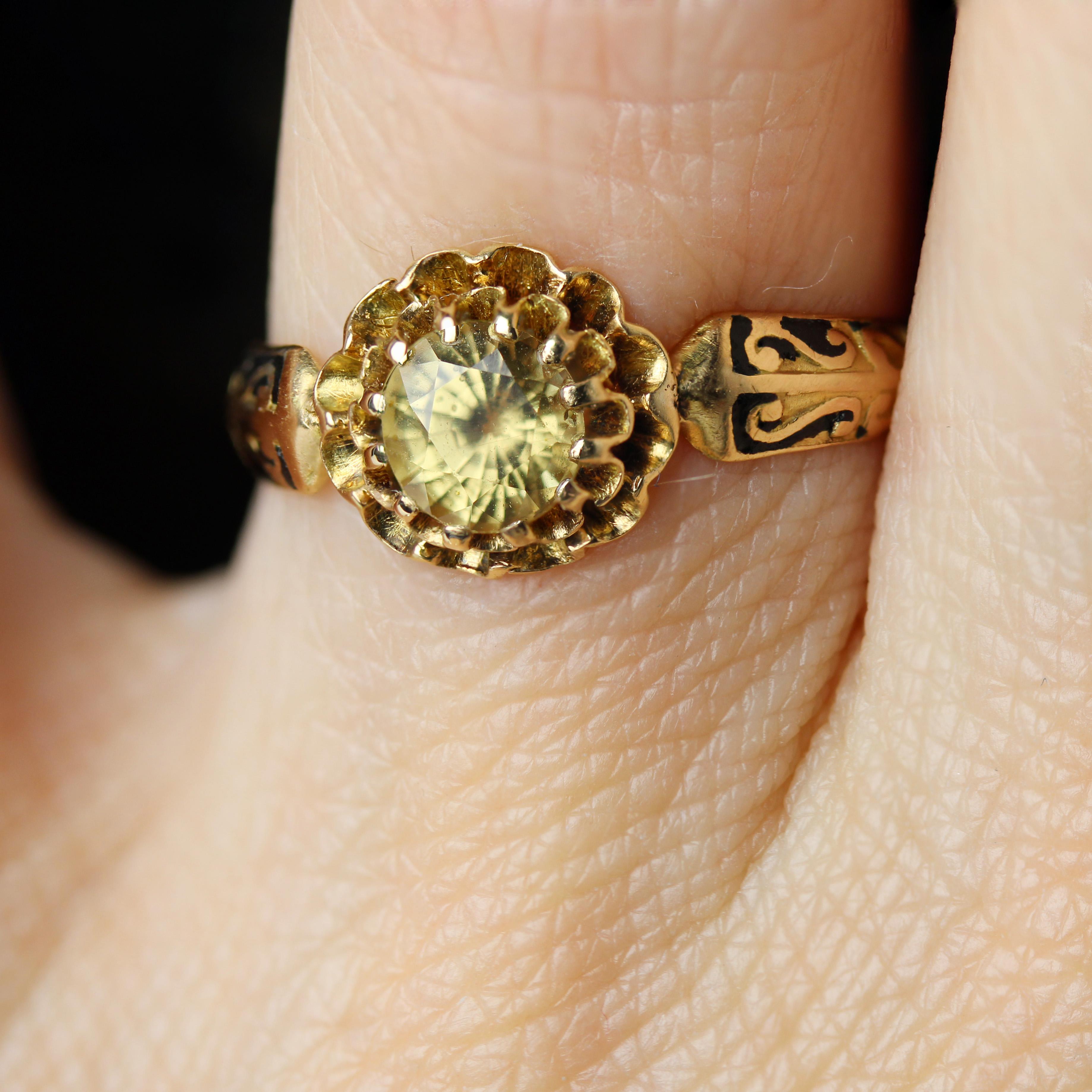 Bague en or rose 18 carats émaillée de saphirs verts et jaunes du 19e siècle Pour femmes en vente