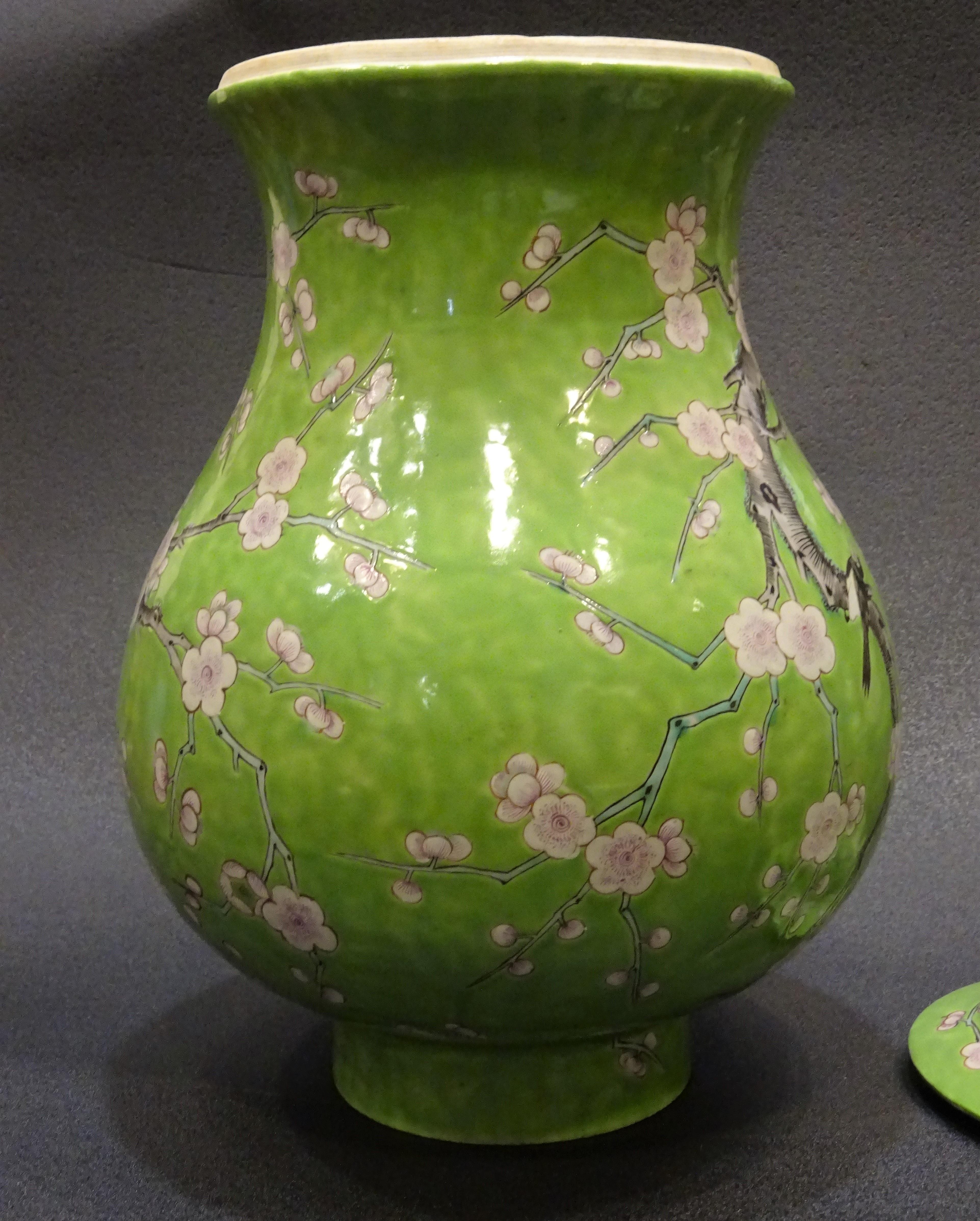 19th Century Green White Pink Chinese Guang-Xu Porcelain Lid Vase 10