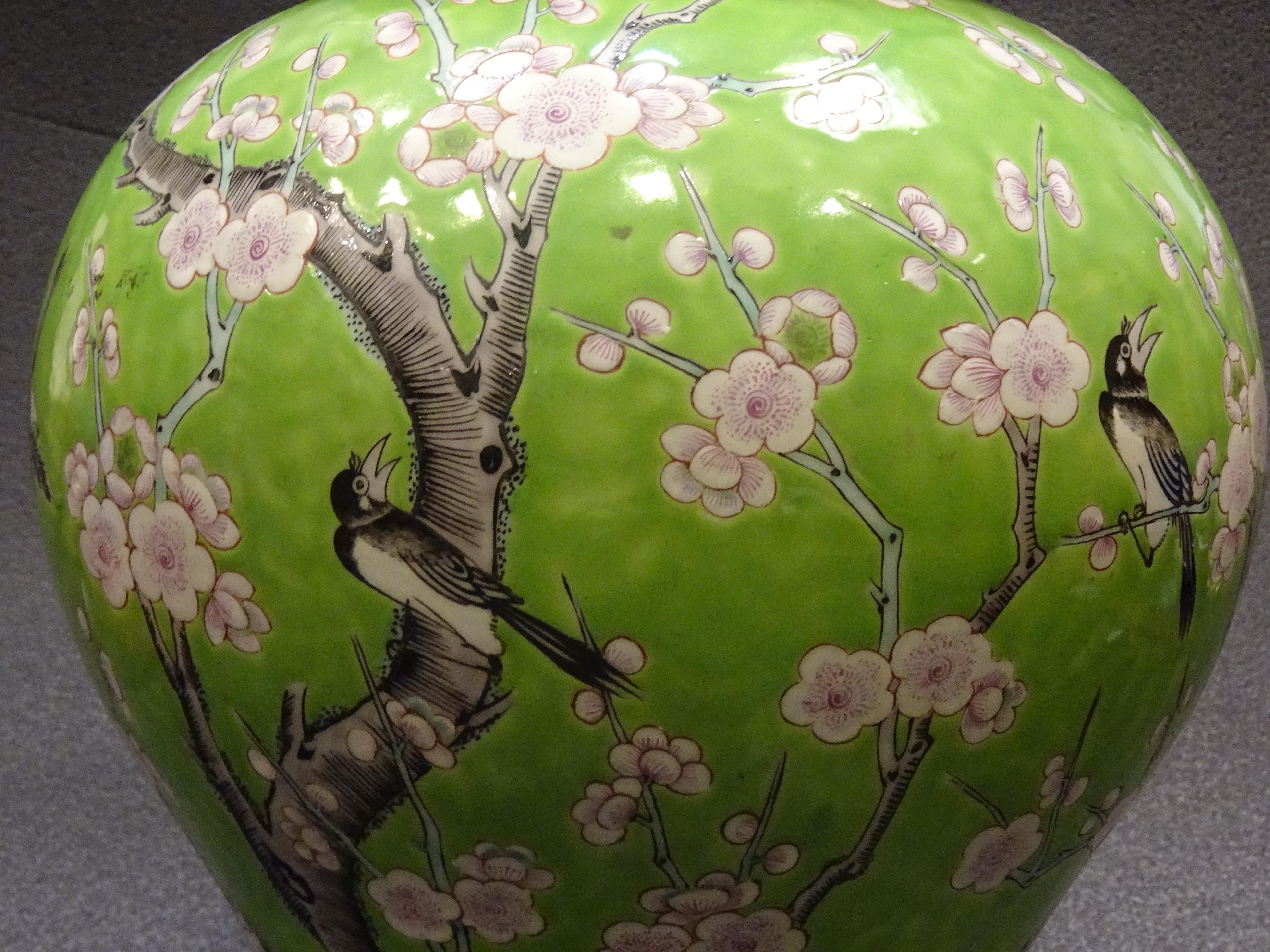 19th Century Green White Pink Chinese Guang-Xu Porcelain Lid Vase In Excellent Condition In Valladolid, ES