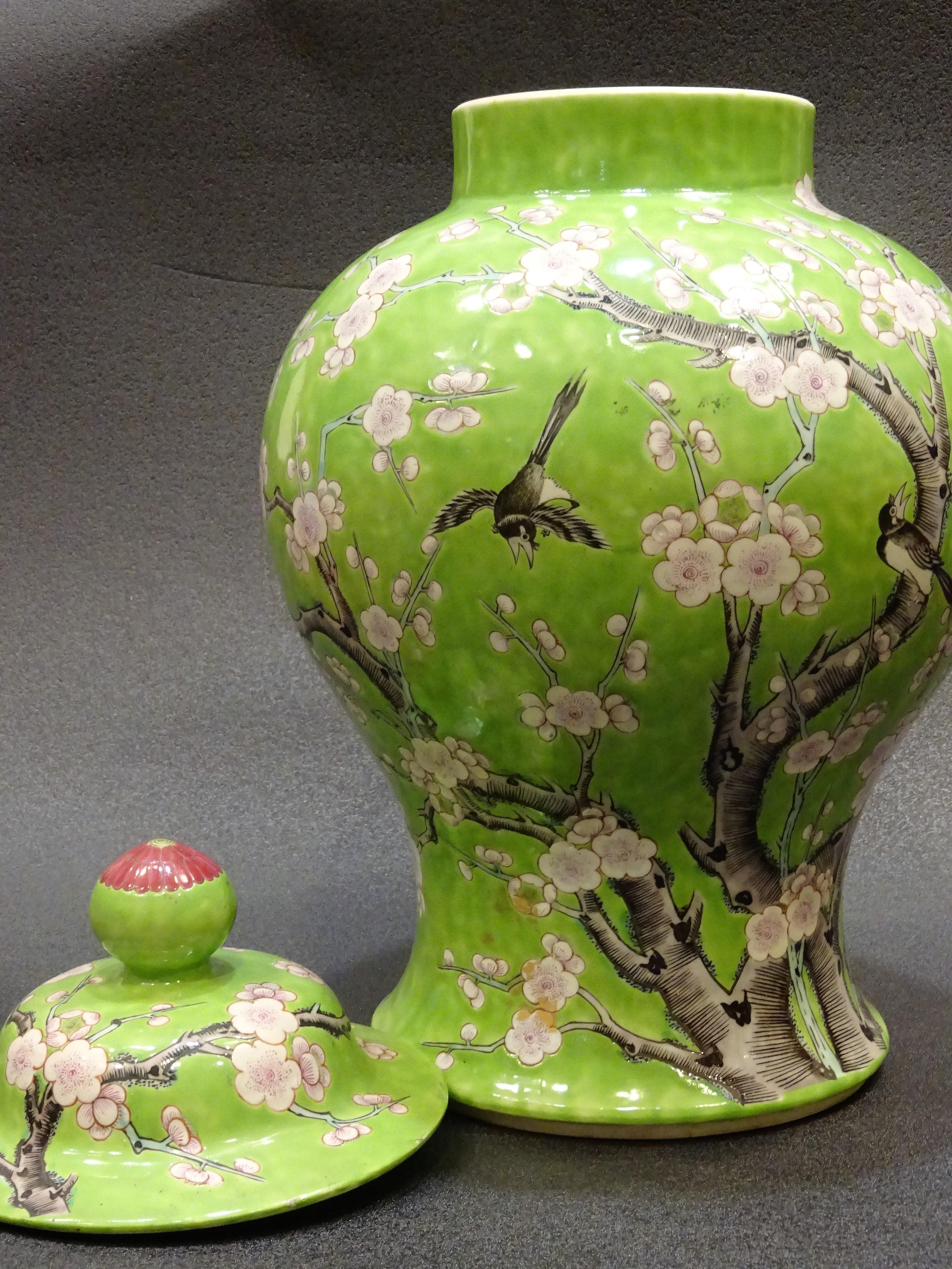 19th Century Green White Pink Chinese Guang-Xu Porcelain Lid Vase 2
