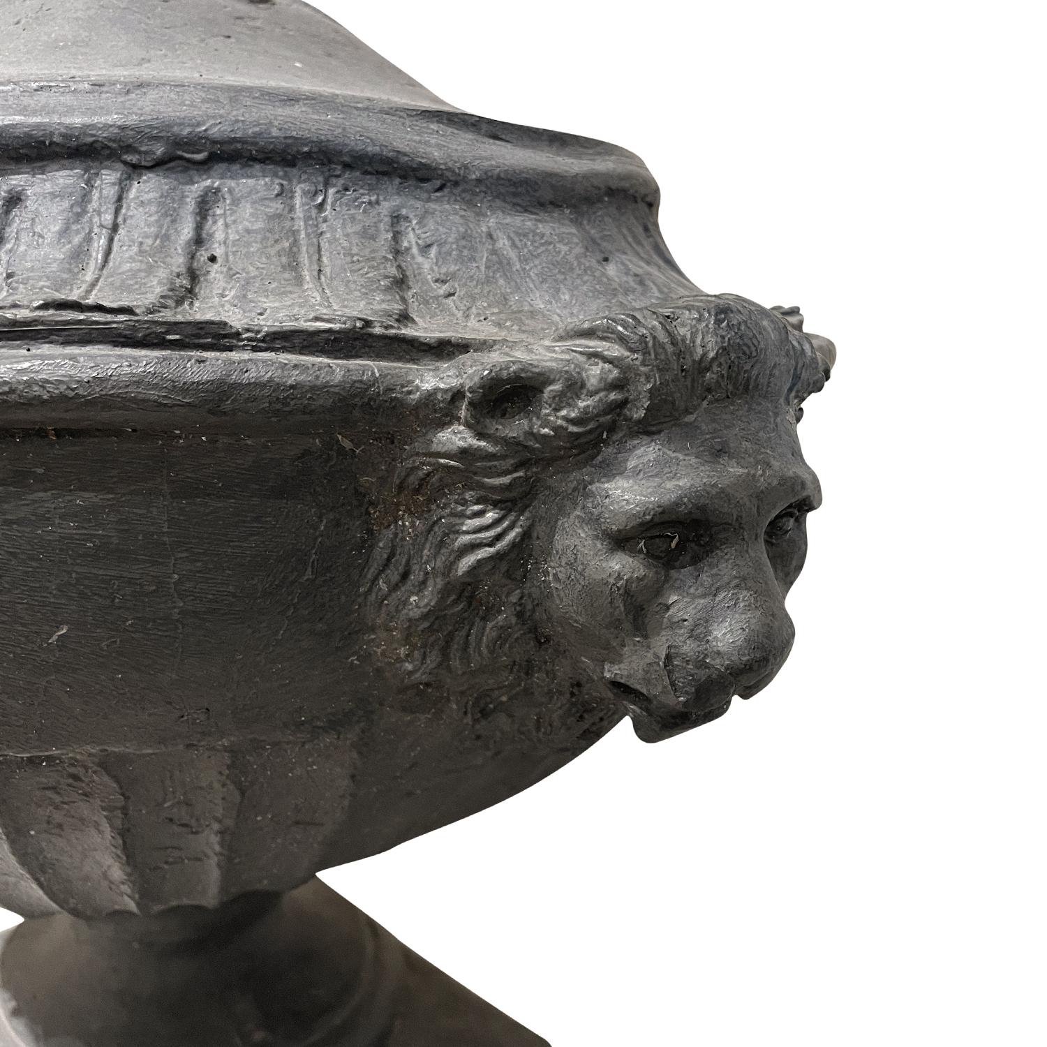 XIXe siècle Paire d'urnes néoclassiques anglaises en plomb grises du 19ème siècle de style antique en vente