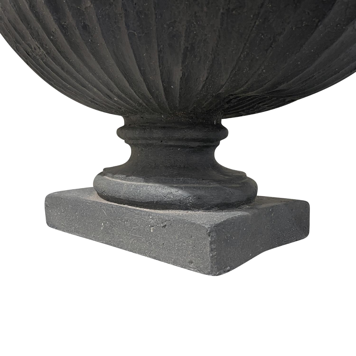 Métal Paire d'urnes néoclassiques anglaises en plomb grises du 19ème siècle de style antique en vente