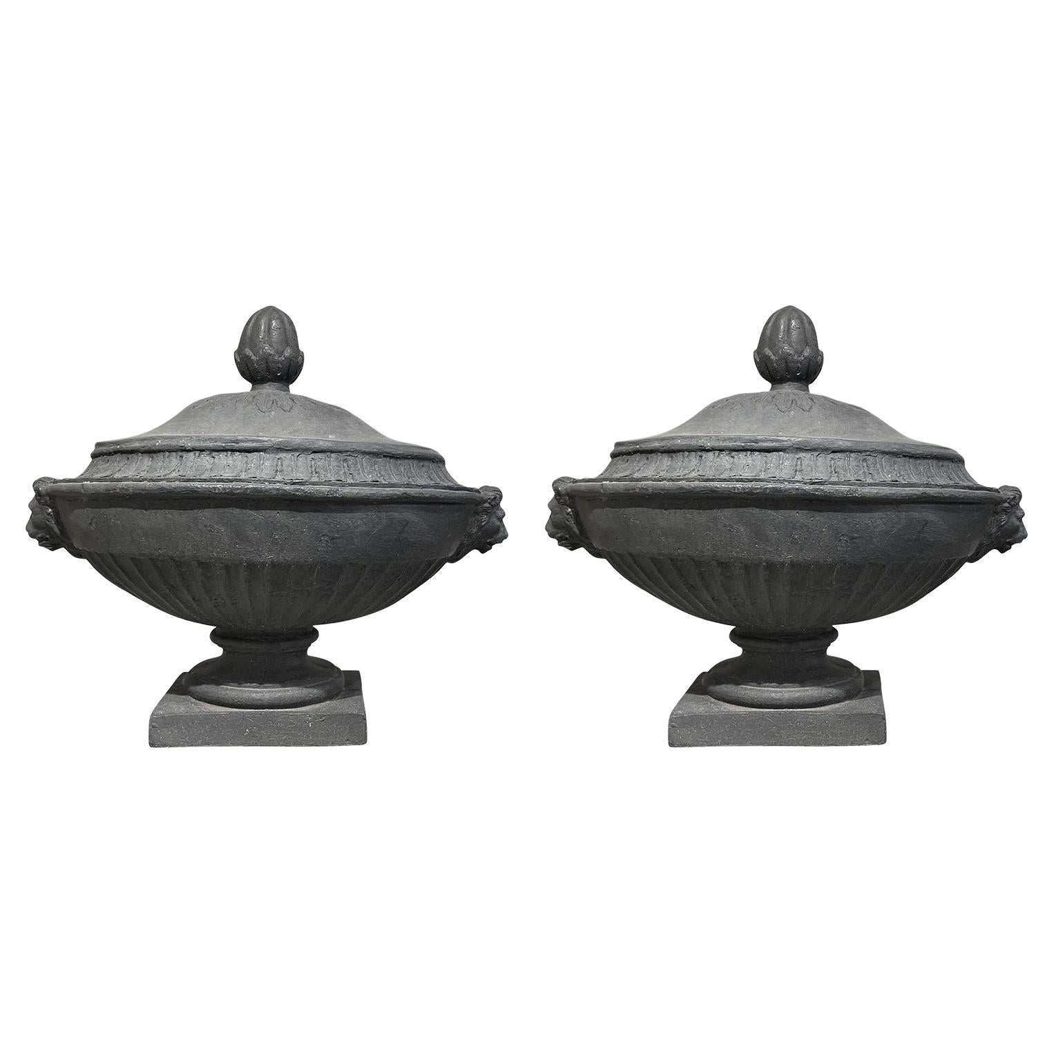 Paire d'urnes néoclassiques anglaises en plomb grises du 19ème siècle de style antique en vente