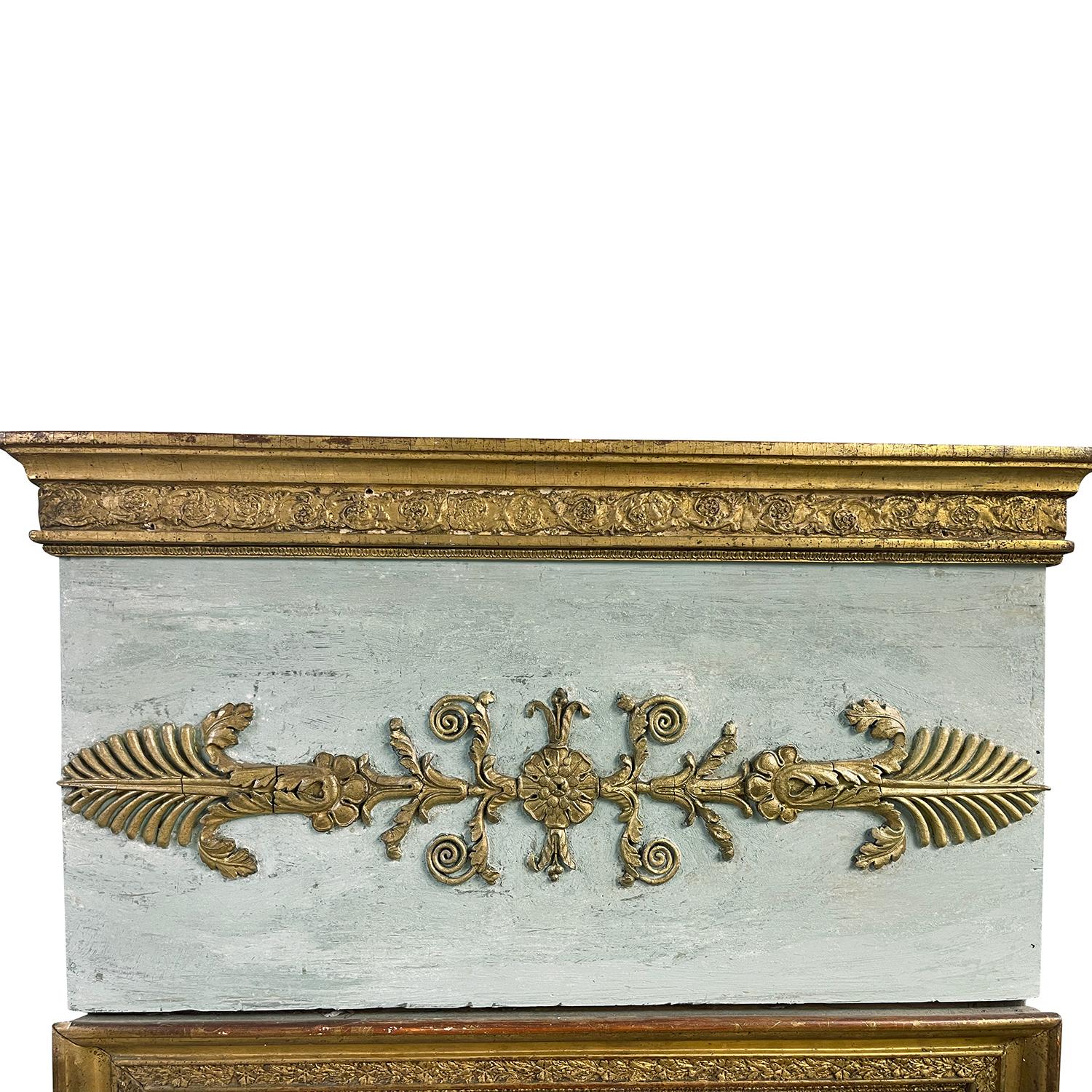 Antiker grau-grüner französischer Empire-Spiegel aus vergoldetem Holz aus dem 19. Jahrhundert (Handgeschnitzt) im Angebot