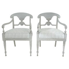 Paire de fauteuils gustaviens suédois gris du 19ème siècle - Chaises d'appoint anciennes en pin