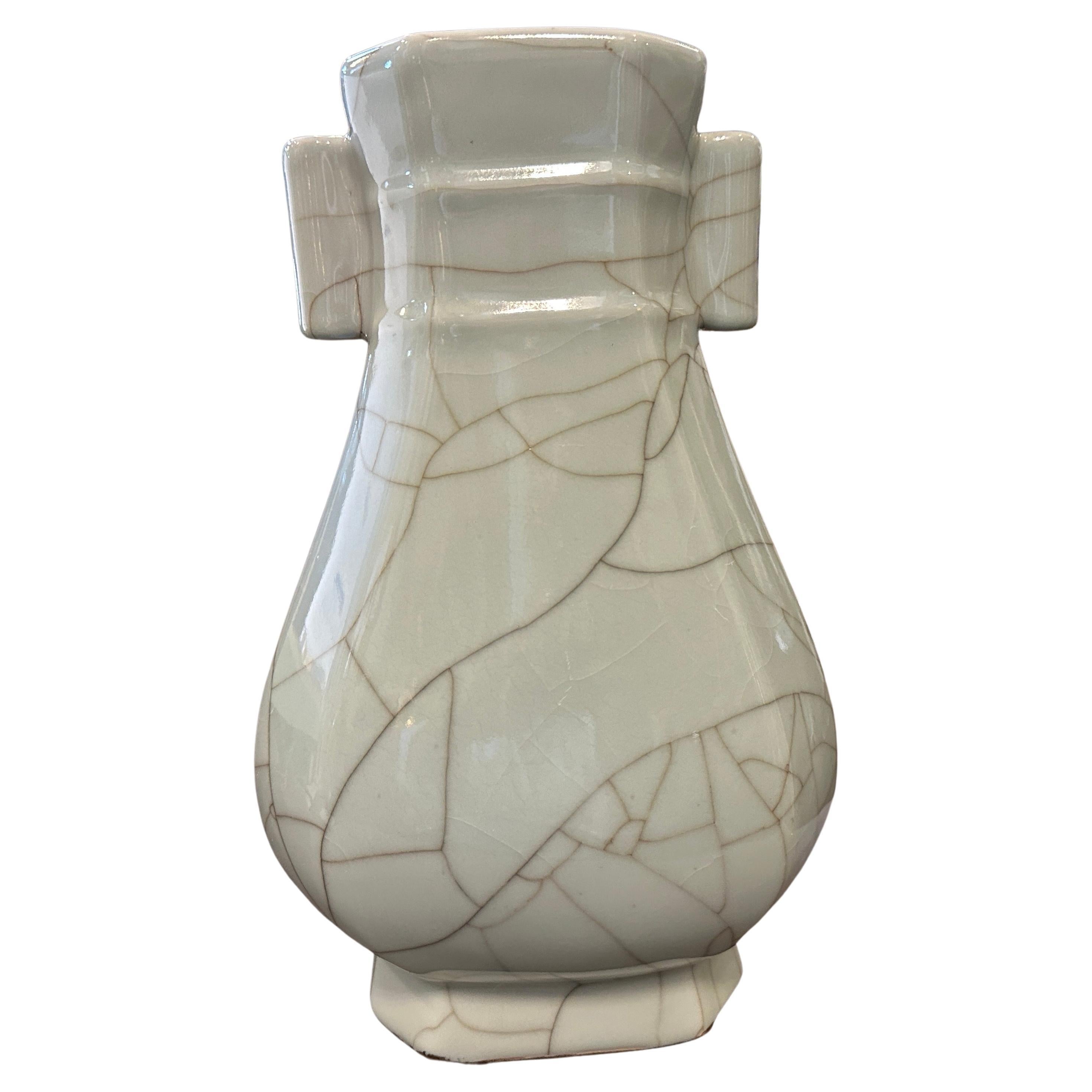 Vase en porcelaine chinoise émaillée céladon grisâtre du 19ème siècle