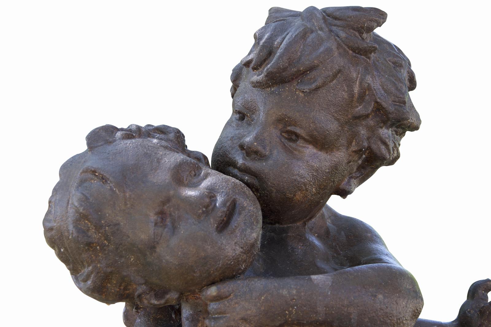 Dating from the 19th century, group of love intertwined cast iron. This group is composed of a young boy and a girl intertwined. They are surrounded by an antique drapery as well as a vegetal decoration.

The model comes from the Salin smelter