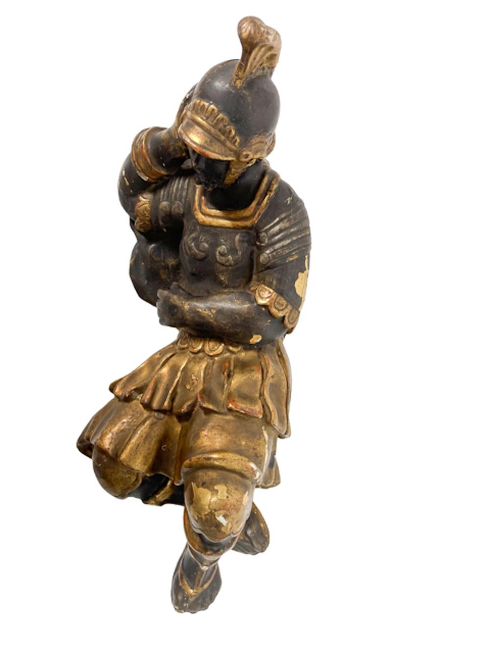 Siglo XIX Grupo de tres figuras de soldados romanos en madera tallada y dorada Italiano en venta