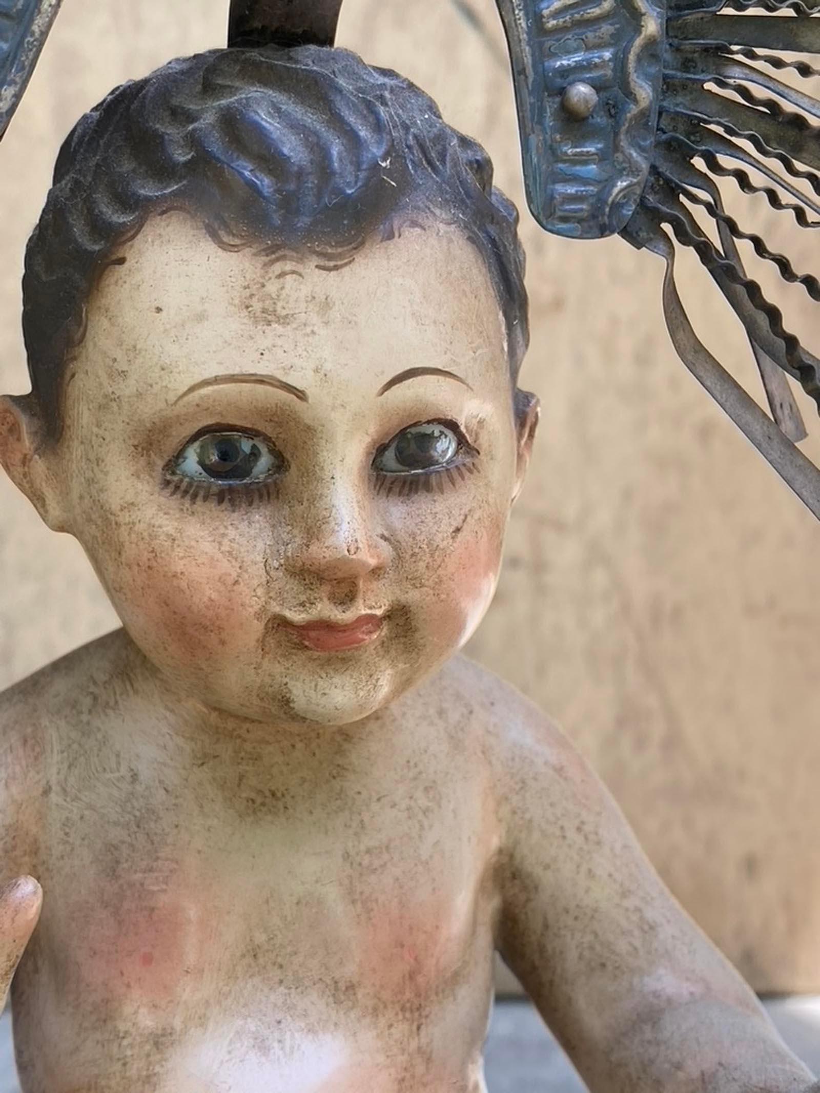 Figure de dévotion finement détaillée du Christ enfant (Niño Dios), typique de l'art religieux guatémaltèque du XIXe siècle. Sculptée dans le bois avec une décoration polychrome et des yeux en verre insérés, des traits du visage fins et des traits