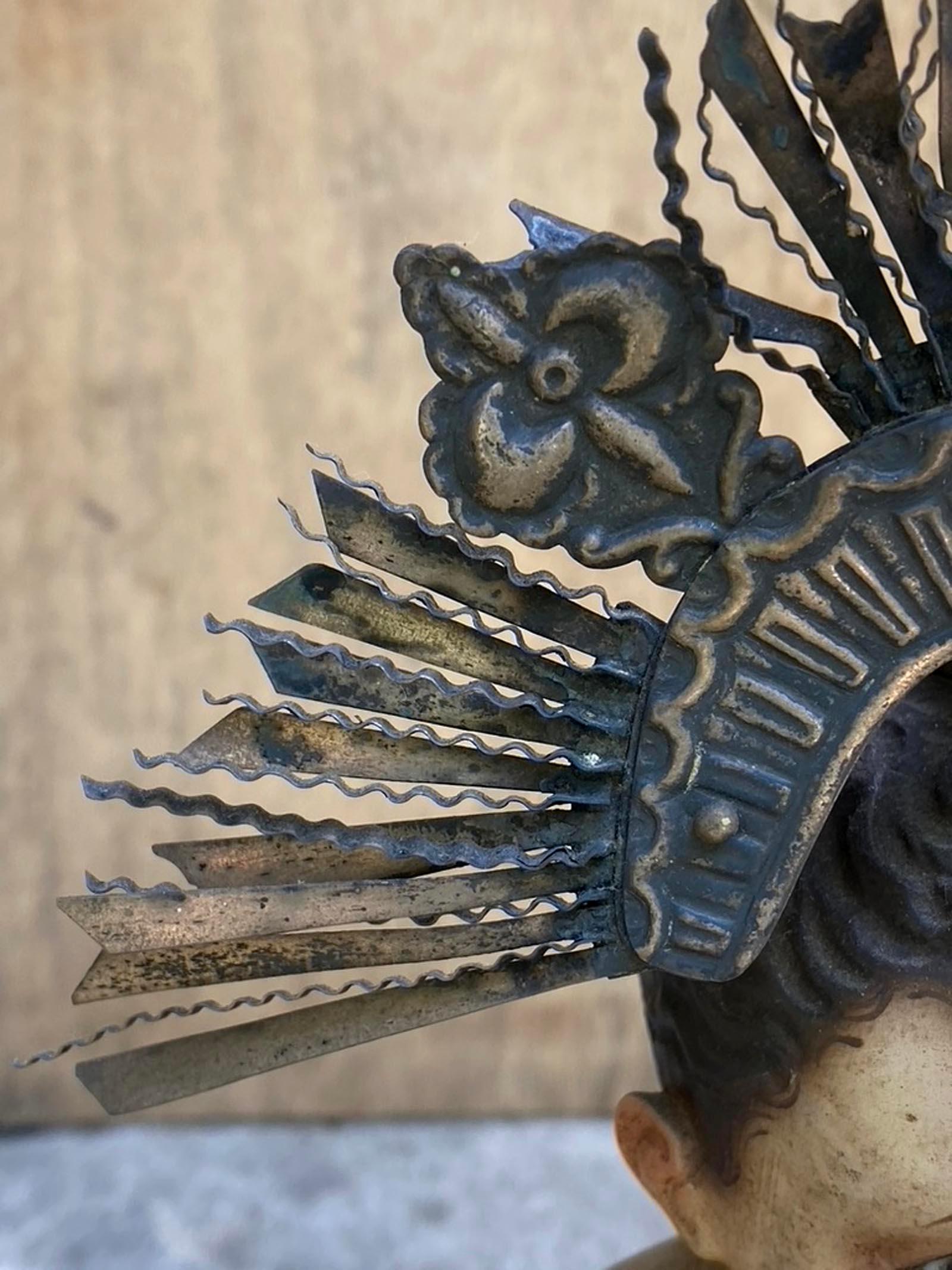 Sculpté à la main Nino guatémaltèque du 19e siècle avec couche repoussée ornée de métal en vente