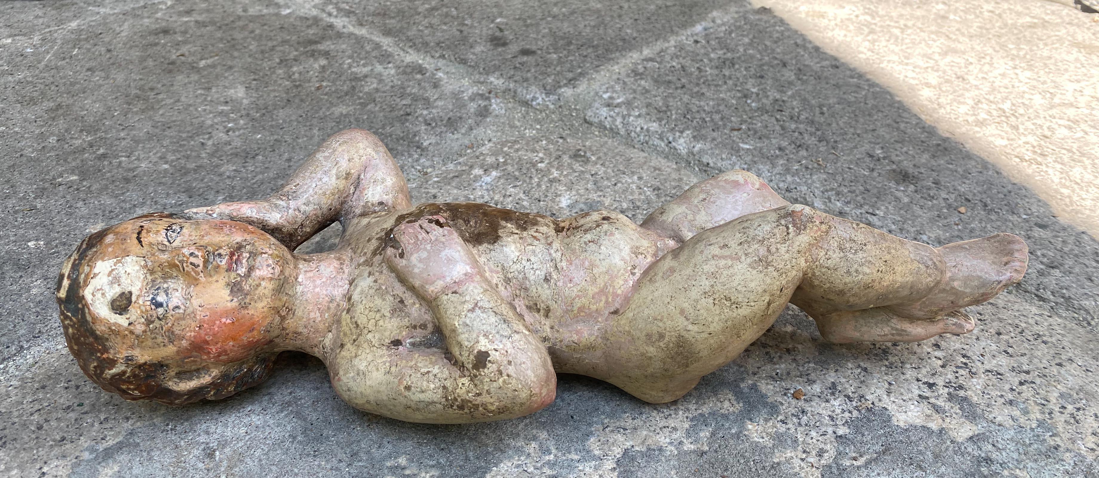 Eine zarte und ausdrucksvolle geschnitzte Holzfigur des ruhenden Niño Jesús aus Guatemala, 19. Jahrhundert. Das Christuskind ist mit blondem Haar dargestellt, eine Hand sanft auf sein Herz gelegt und die andere in der Nähe seines Ohrs, was die