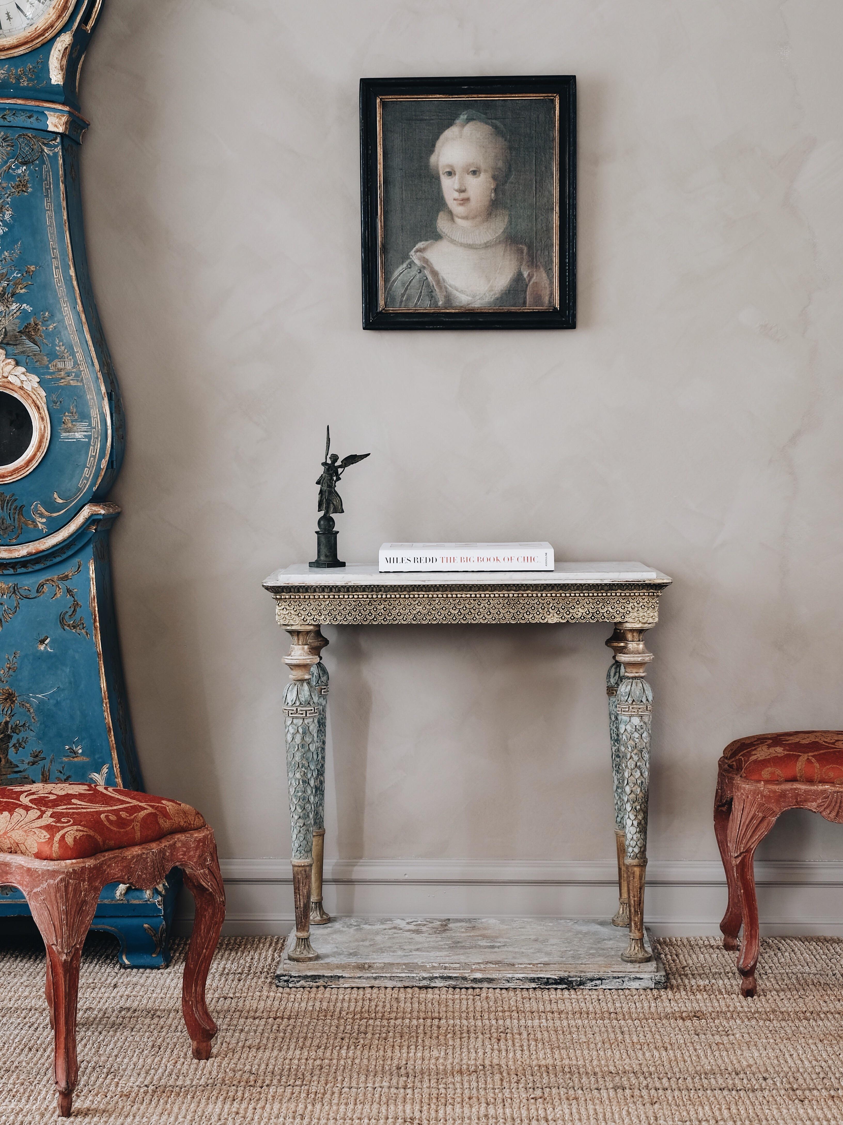 Fine early 19th century Gustavian console table in original color with Carrara marble top, circa 1800, Sweden.