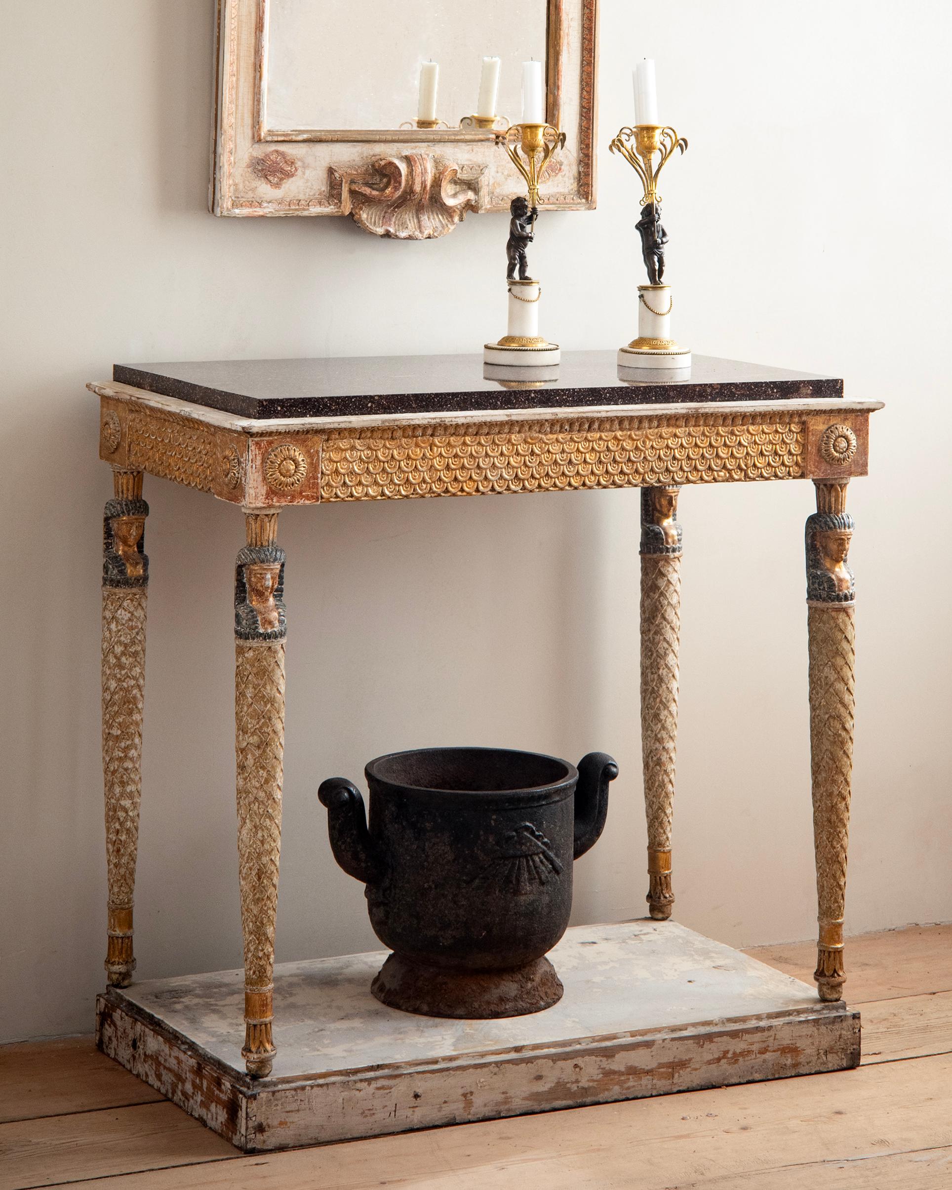 Console gustavienne suédoise du XIXe siècle de style égyptien avec plateau en marbre de Porphyre. ca 1810 Suède. 
