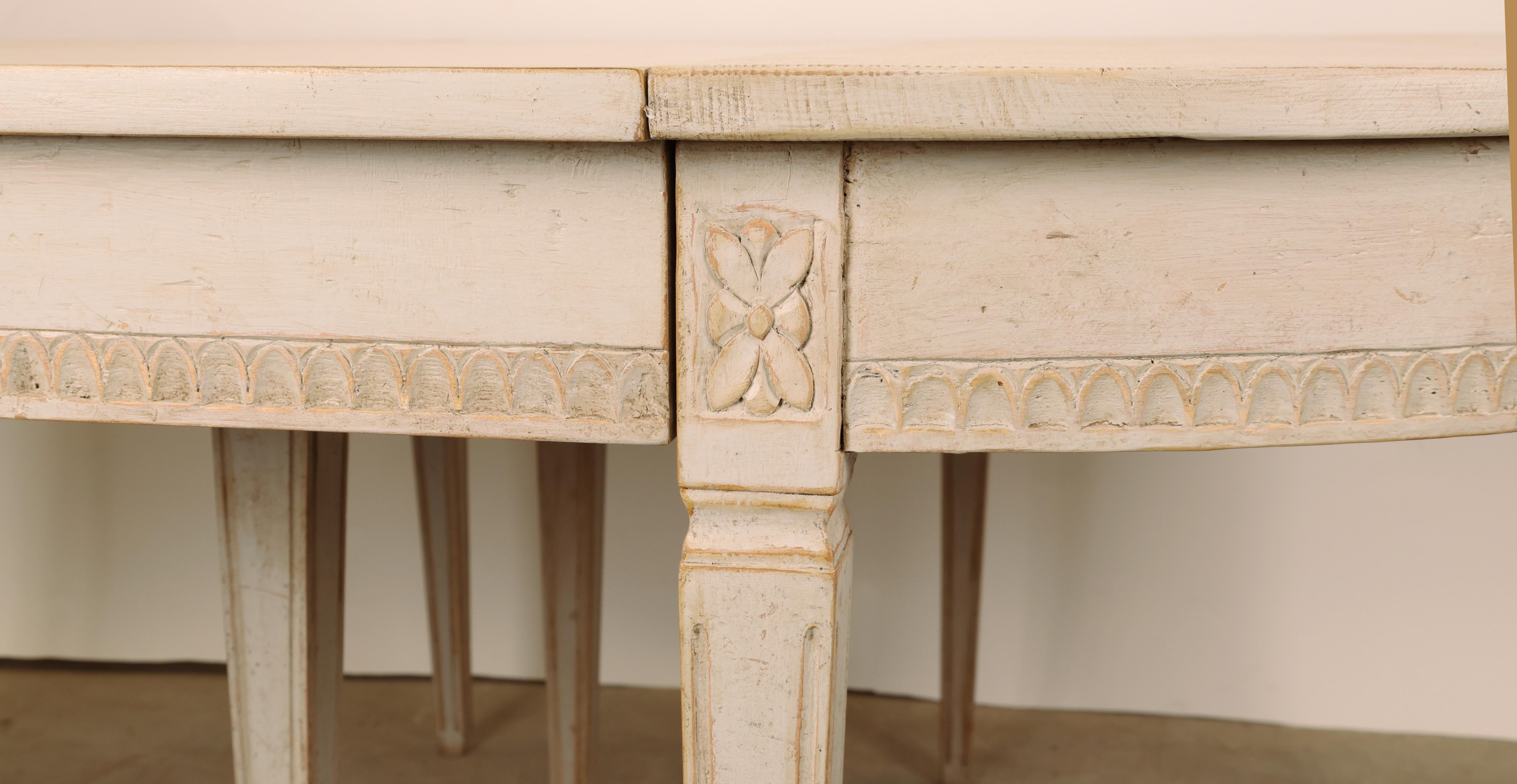 Grande table de salle à manger de style gustavien, fabriquée en Suède au cours du XIXe siècle. La table est livrée avec cinq rallonges supplémentaires détachables. Il est doté d'un magnifique mécanisme d'extraction qui permet de placer de zéro à