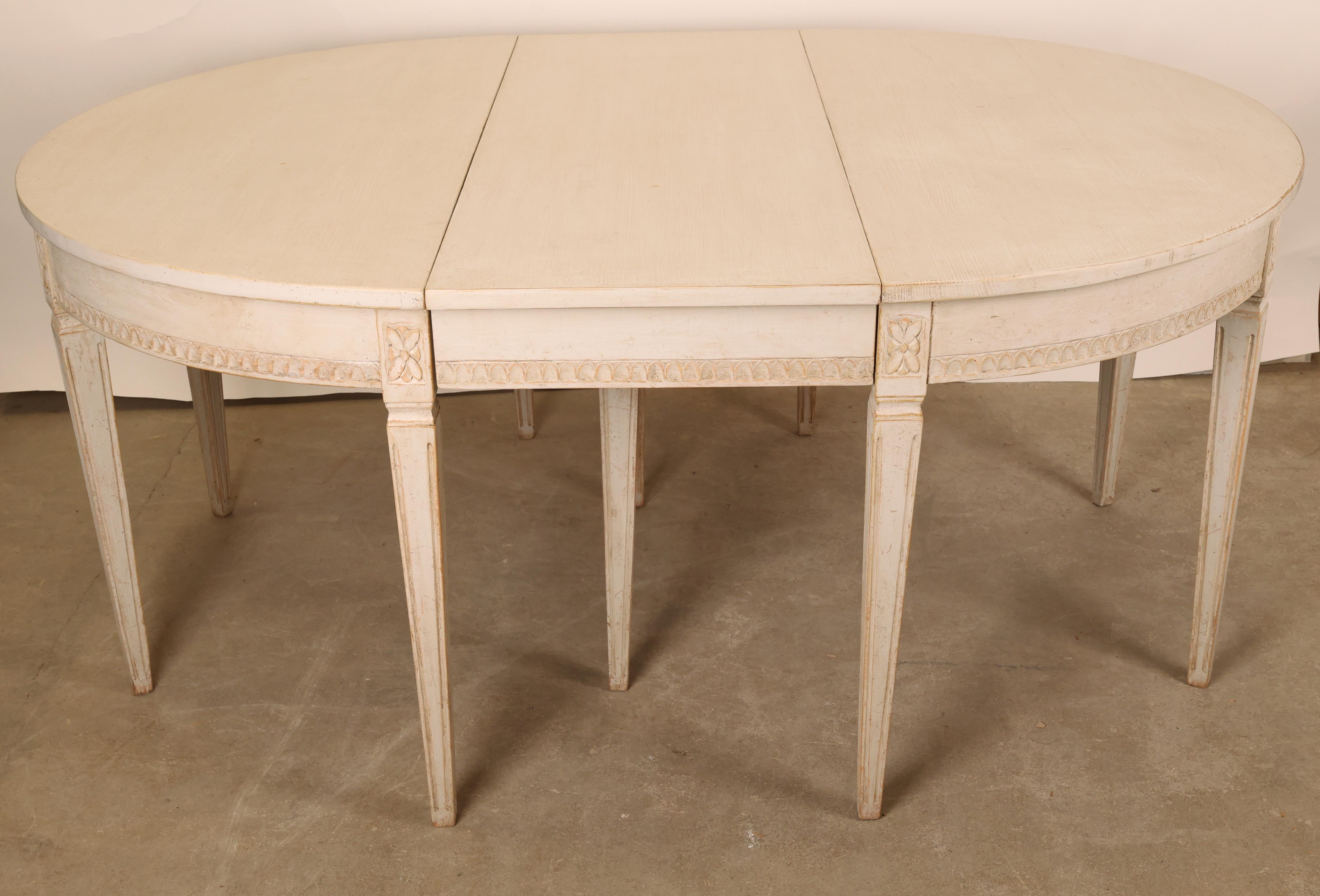 Table de salle à manger gustavienne du 19e siècle en vente 2