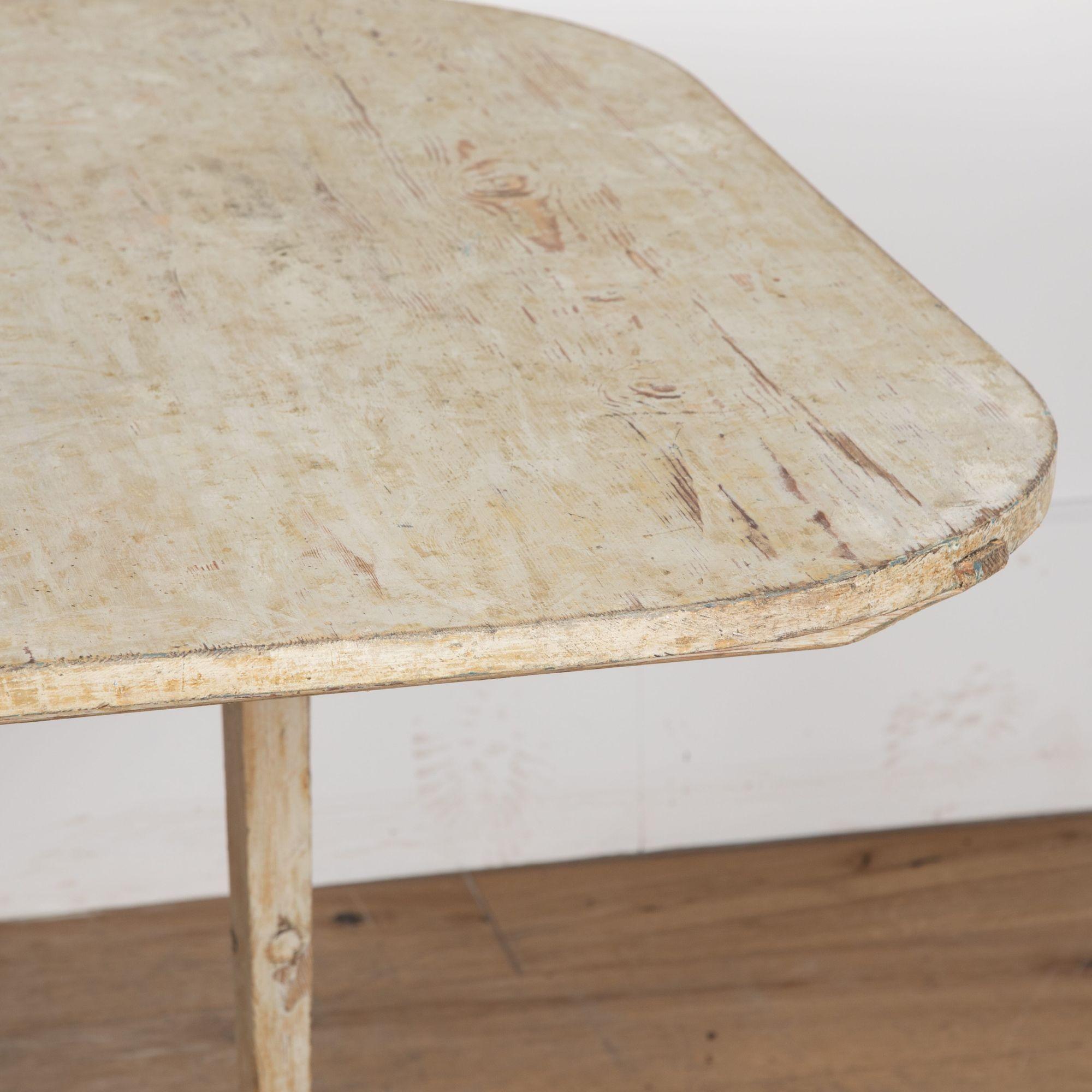 19th Century Gustavian Drop Leaf Dining Table In Good Condition For Sale In Gloucestershire, GB