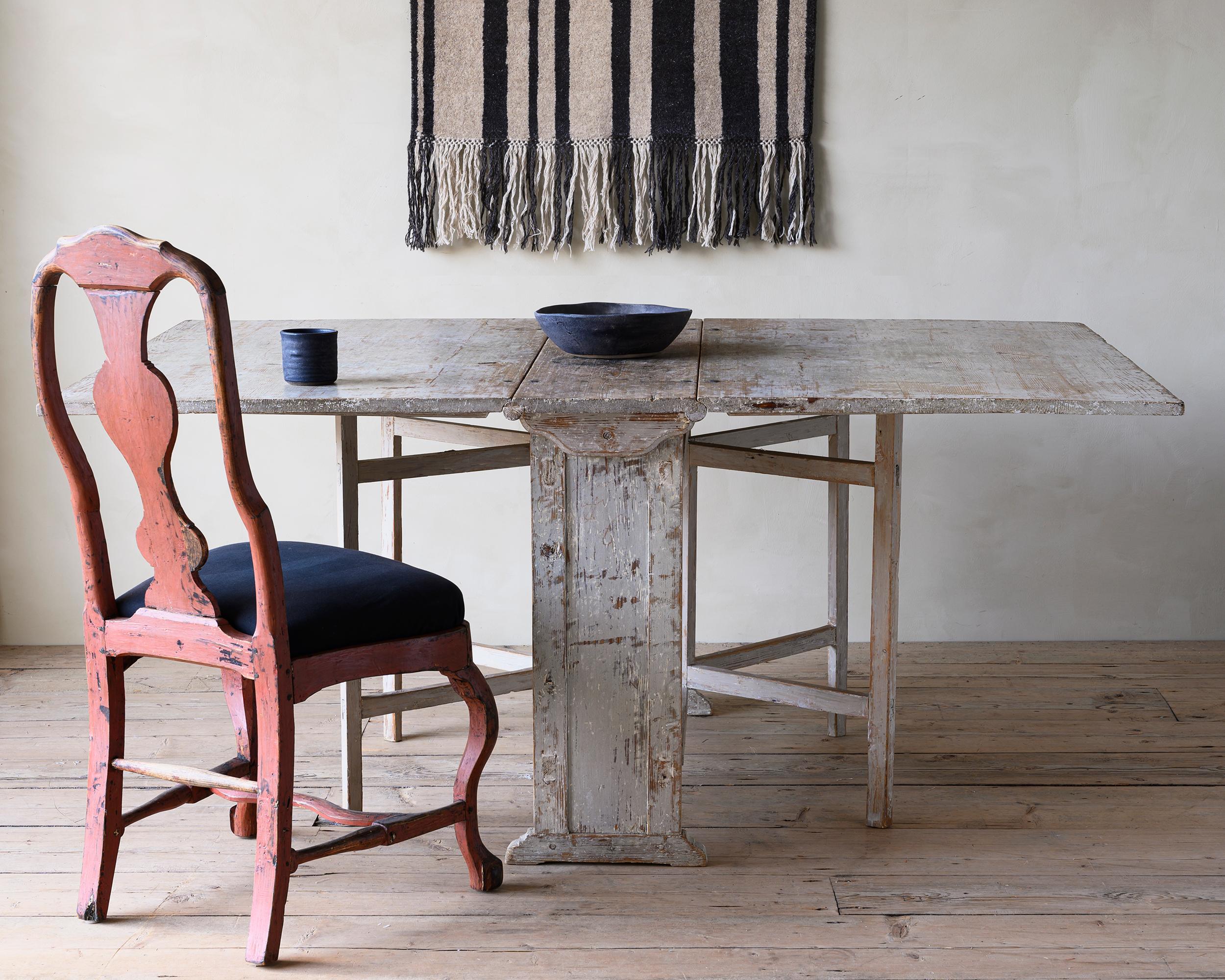 Swedish 19th Century Gustavian Drop Leaf Table For Sale