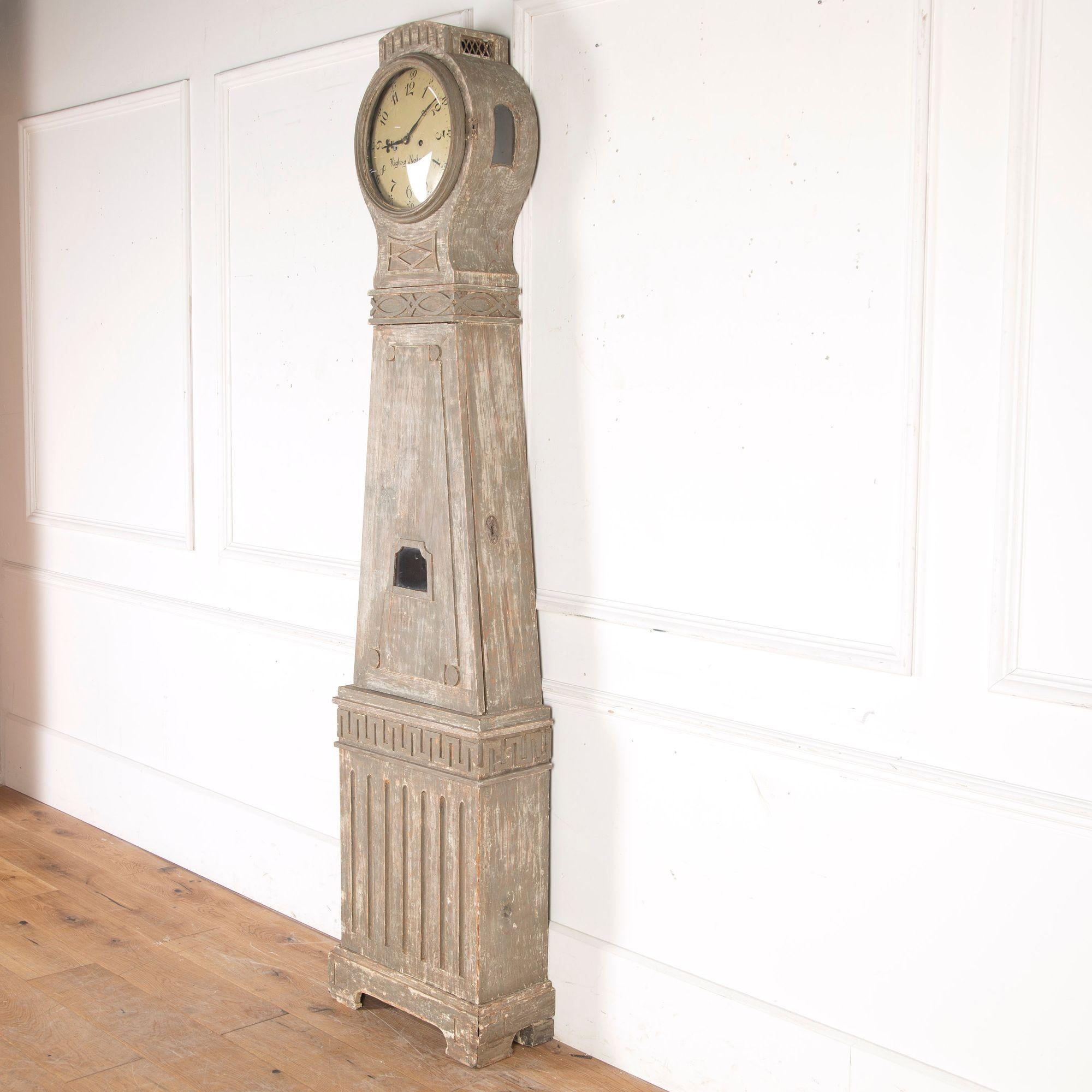 Horloge suédoise d'époque de Malmö, de style gustavien.
Cette horloge saisissante a été grattée pour retrouver sa peinture gris foncé d'origine, qui est magnifiquement vieillie. 
La sculpture néoclassique est omniprésente, avec des détails cannelés