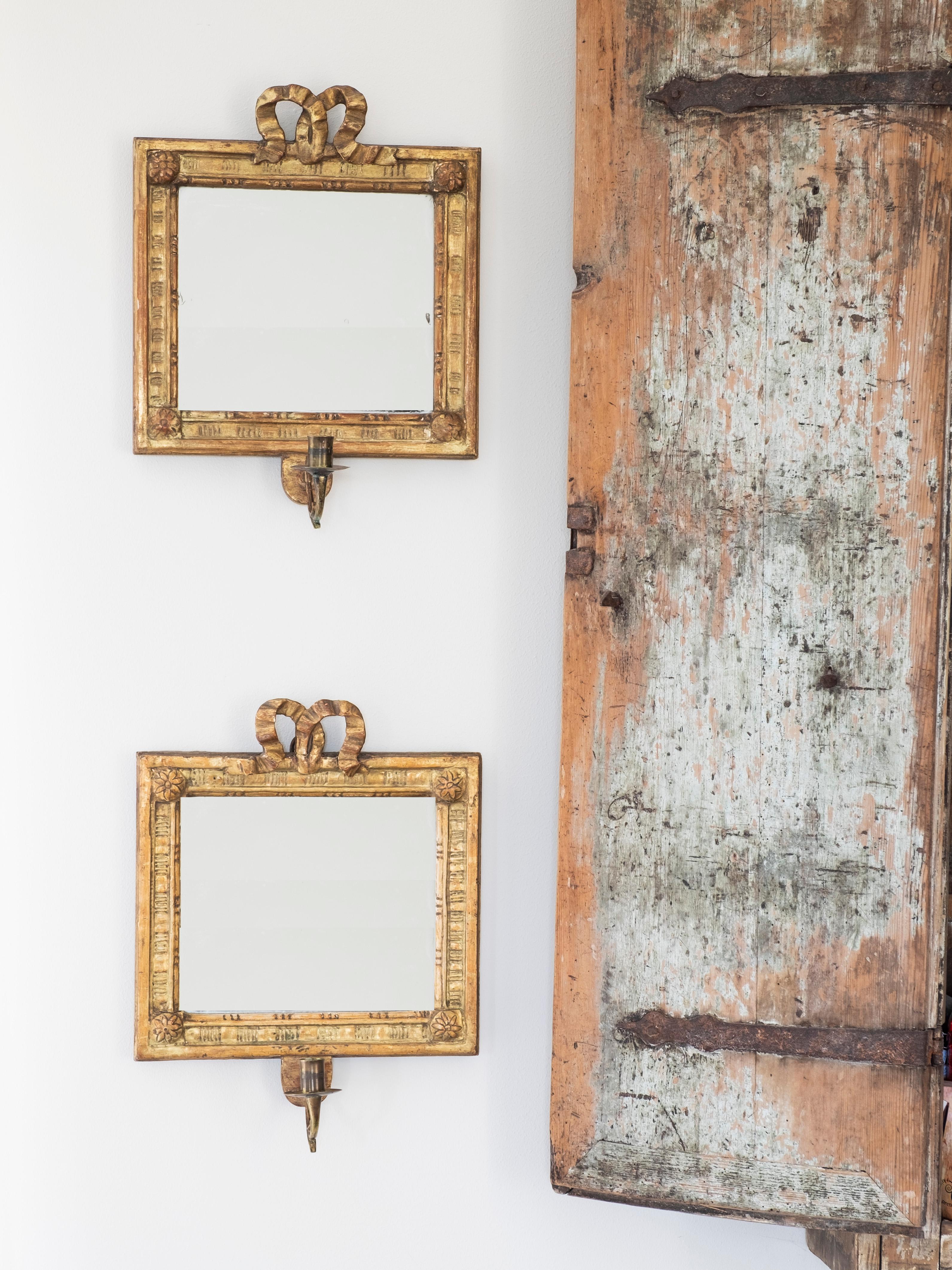 Fine pair of early 19th century Gustavian mirror sconces, circa 1810, Sweden.

Good original condition, wear consistent with age and use.