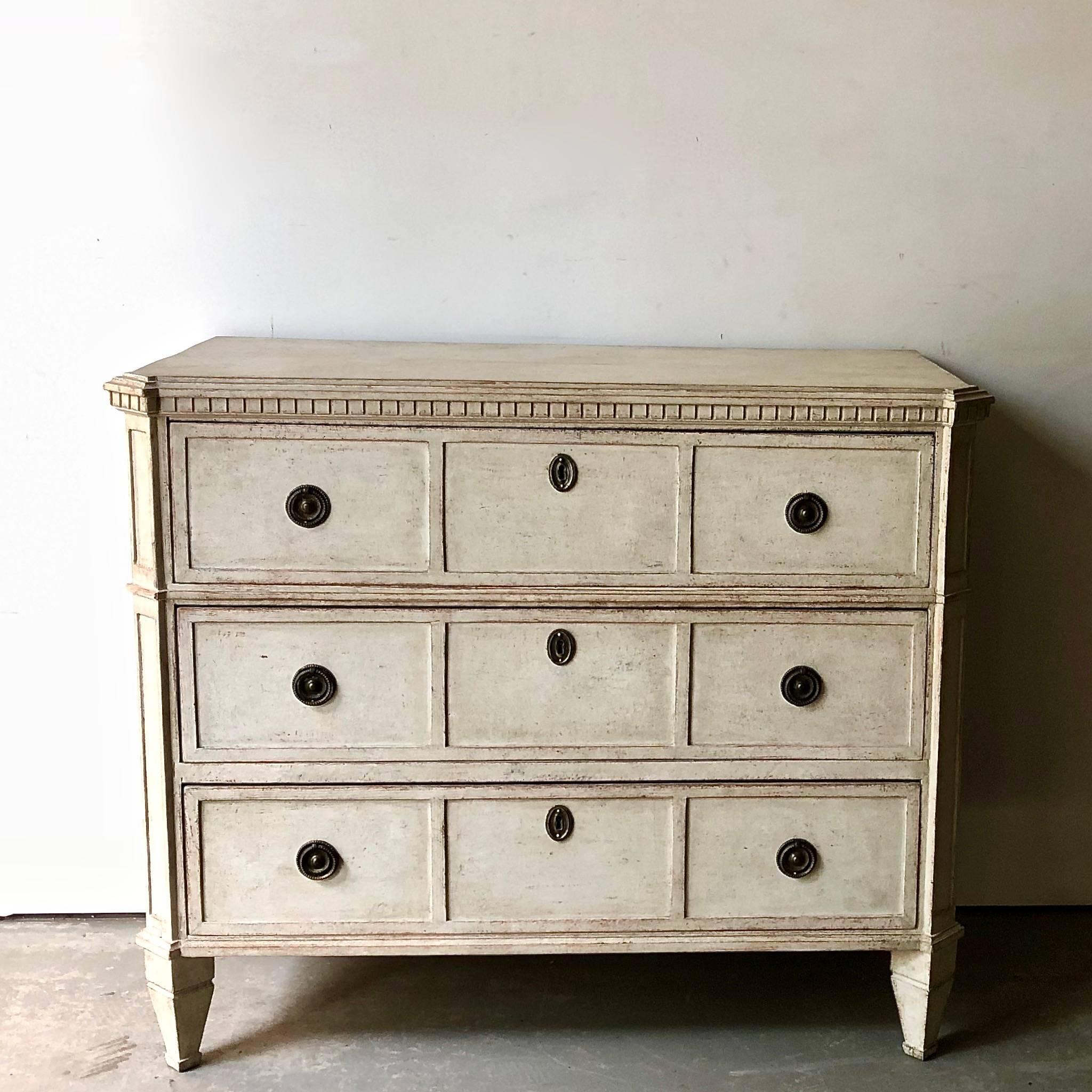 Early 19th century Swedish chest of three drawers with raised panel drawer fronts, canted corners and dentil moldings under the shaped top.
Sweden, circa 1810.
Surprising pieces and objects, authentic, decorative and rare items. Discover them all.