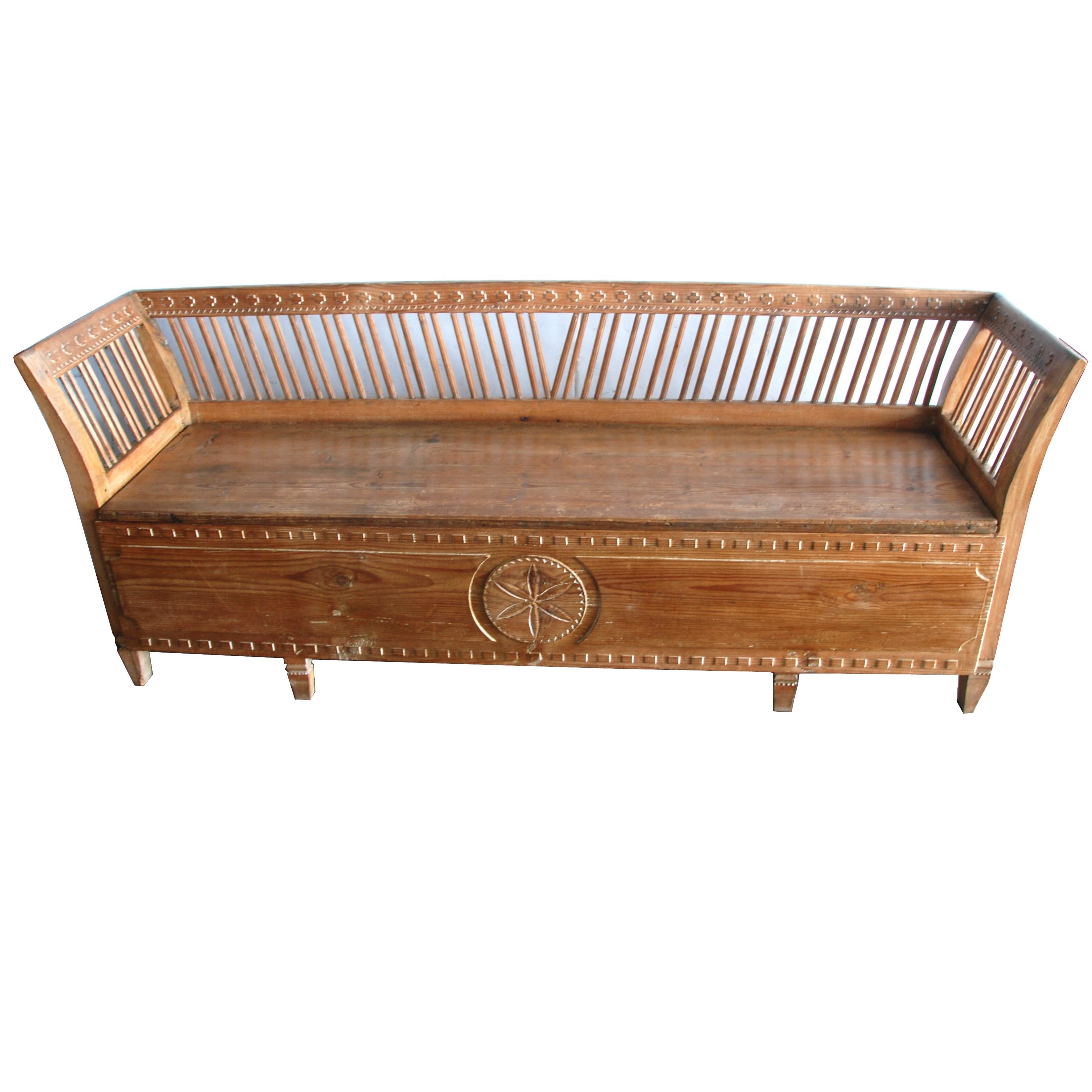 Banc en pin suédois d'époque gustavienne du 19e siècle avec rangement 

Ce banc est un bel exemple de mobilier gustavien, l'interprétation suédoise du design néoclassique français. Les éléments décoratifs sculptés sont associés à un généreux