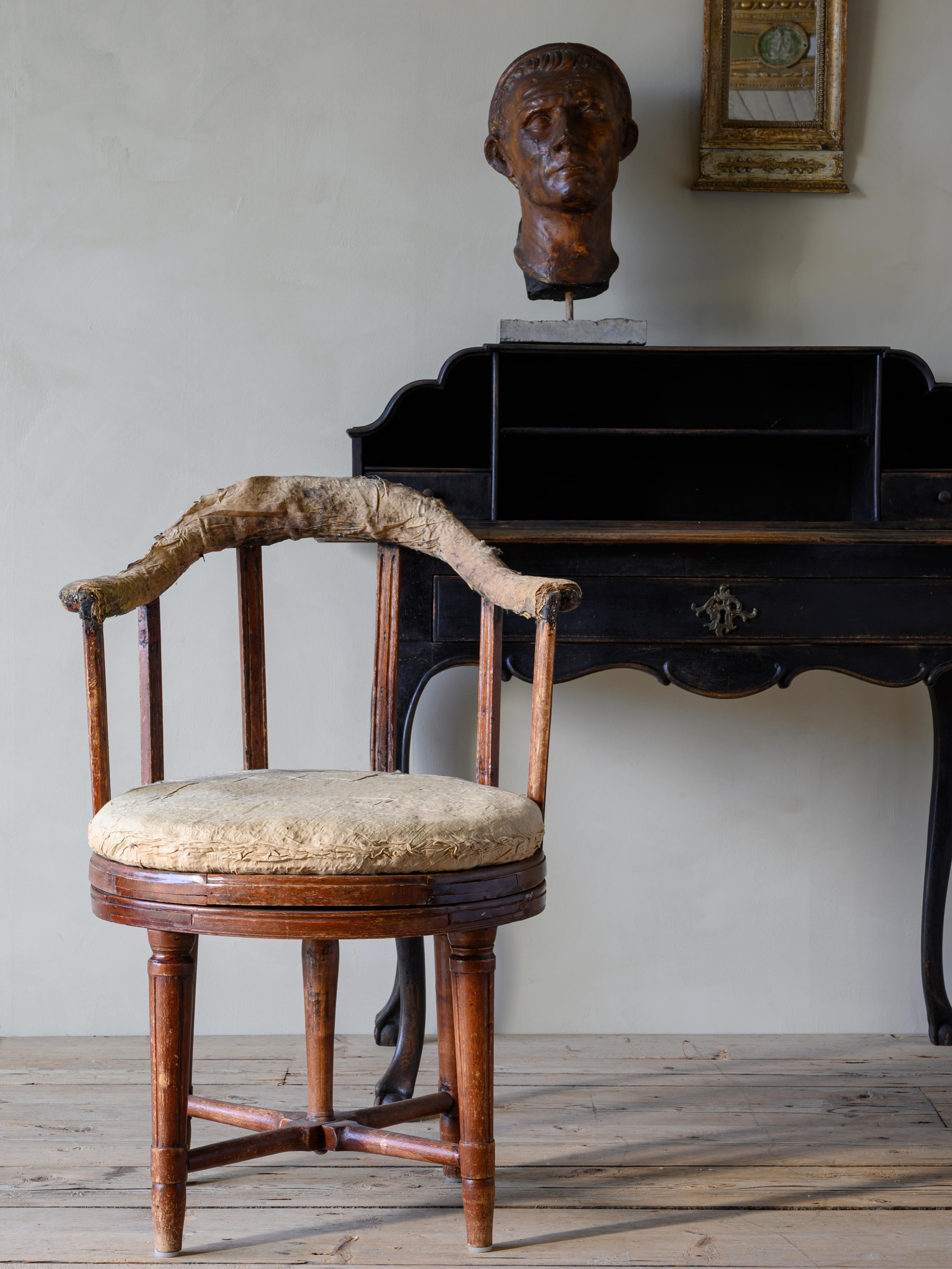 Remarkable 19th-century Gustavian revolving desk chair in its original condition, circa 1810, Sweden.

The condition of the chair is very good containing its original finish and padding to the seat cushion and backrest. There are two historic