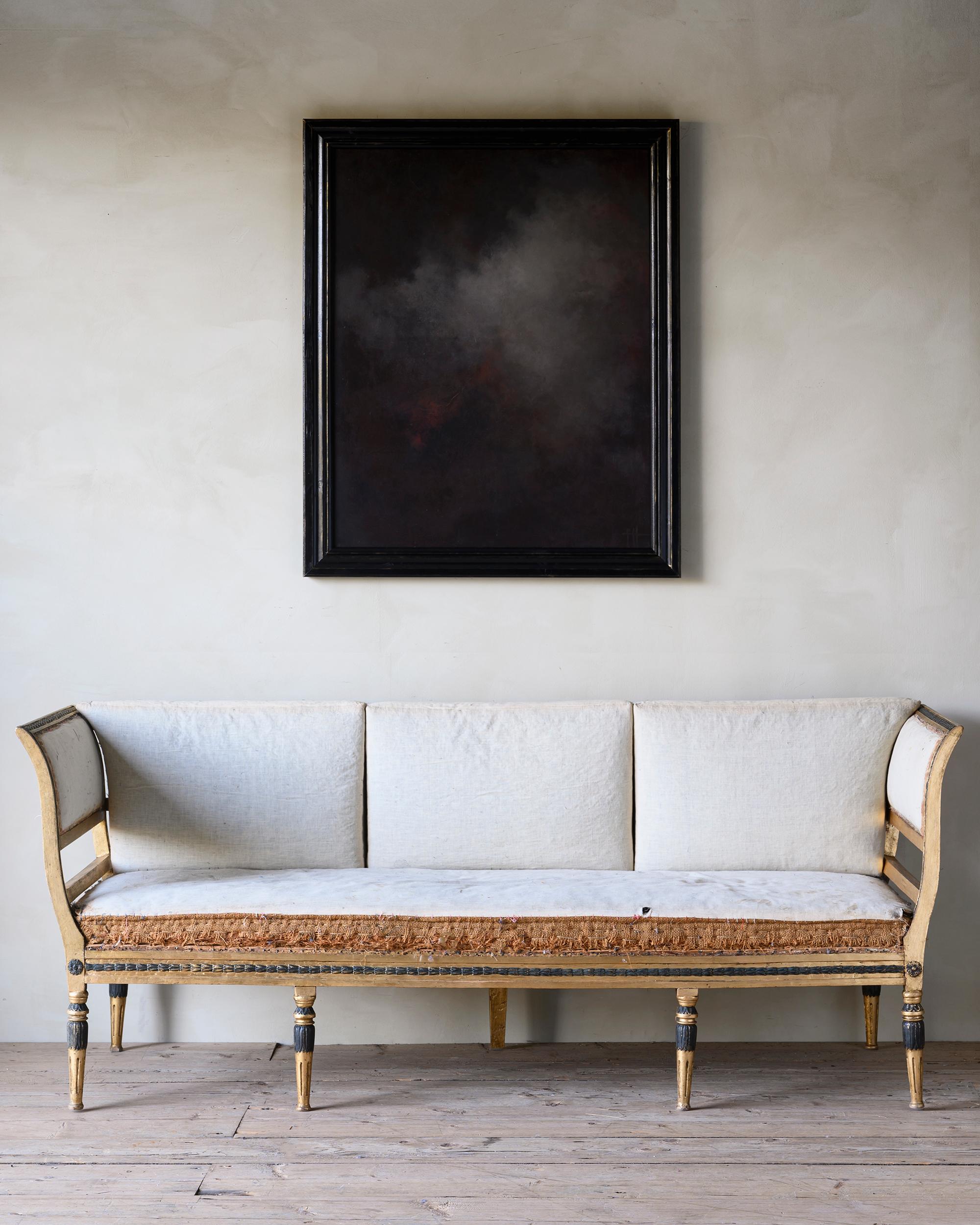 Feines goldbemaltes schwedisches gustavianisches Sofa aus dem 19. Jahrhundert mit seinem originalen pad. Derzeit in Musselin und ungepolstert. Um 1810 Schweden.