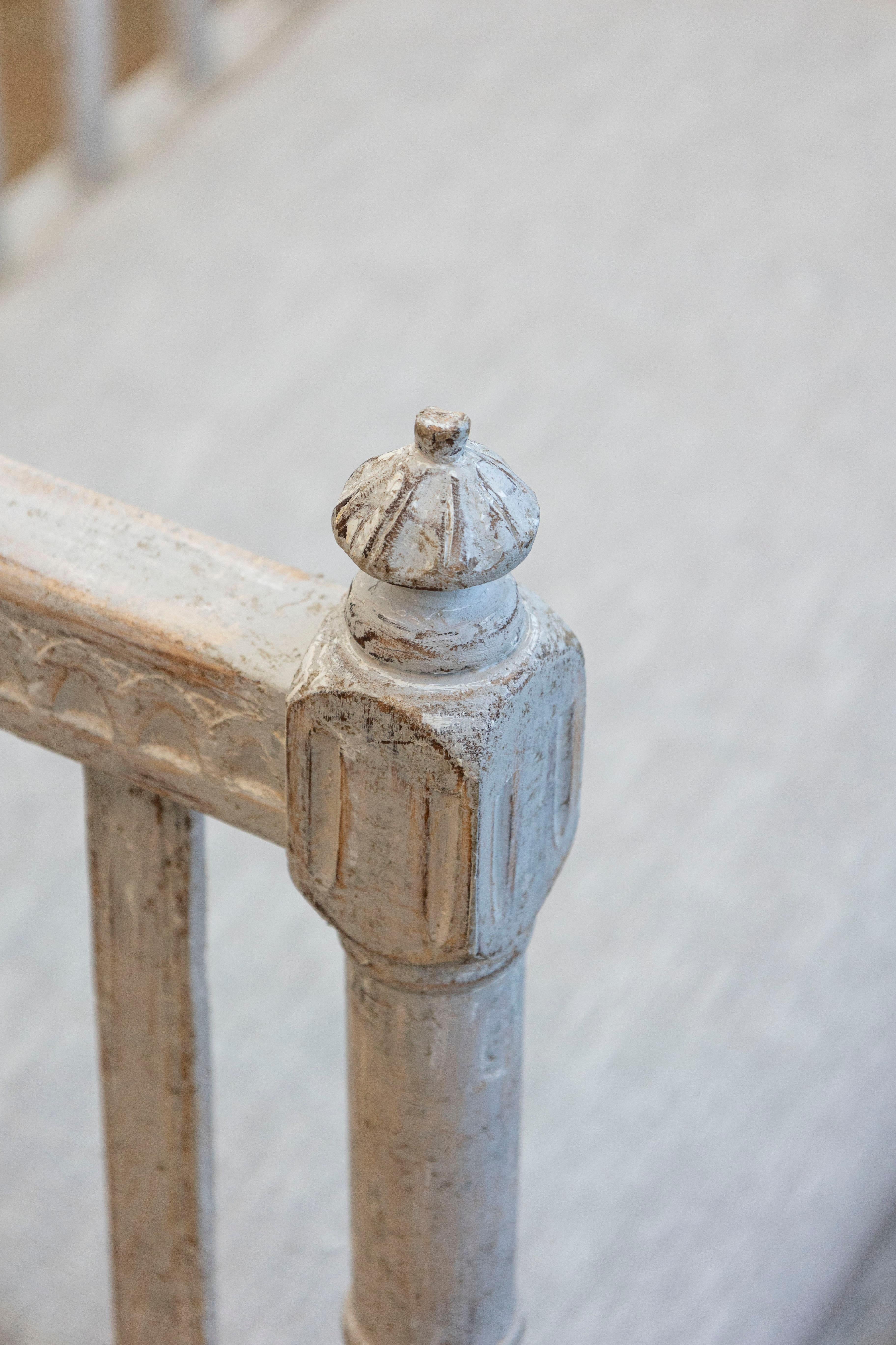 Sculpté à la main Canapé gustavien du 19e siècle à dossier en forme de bâton en vente