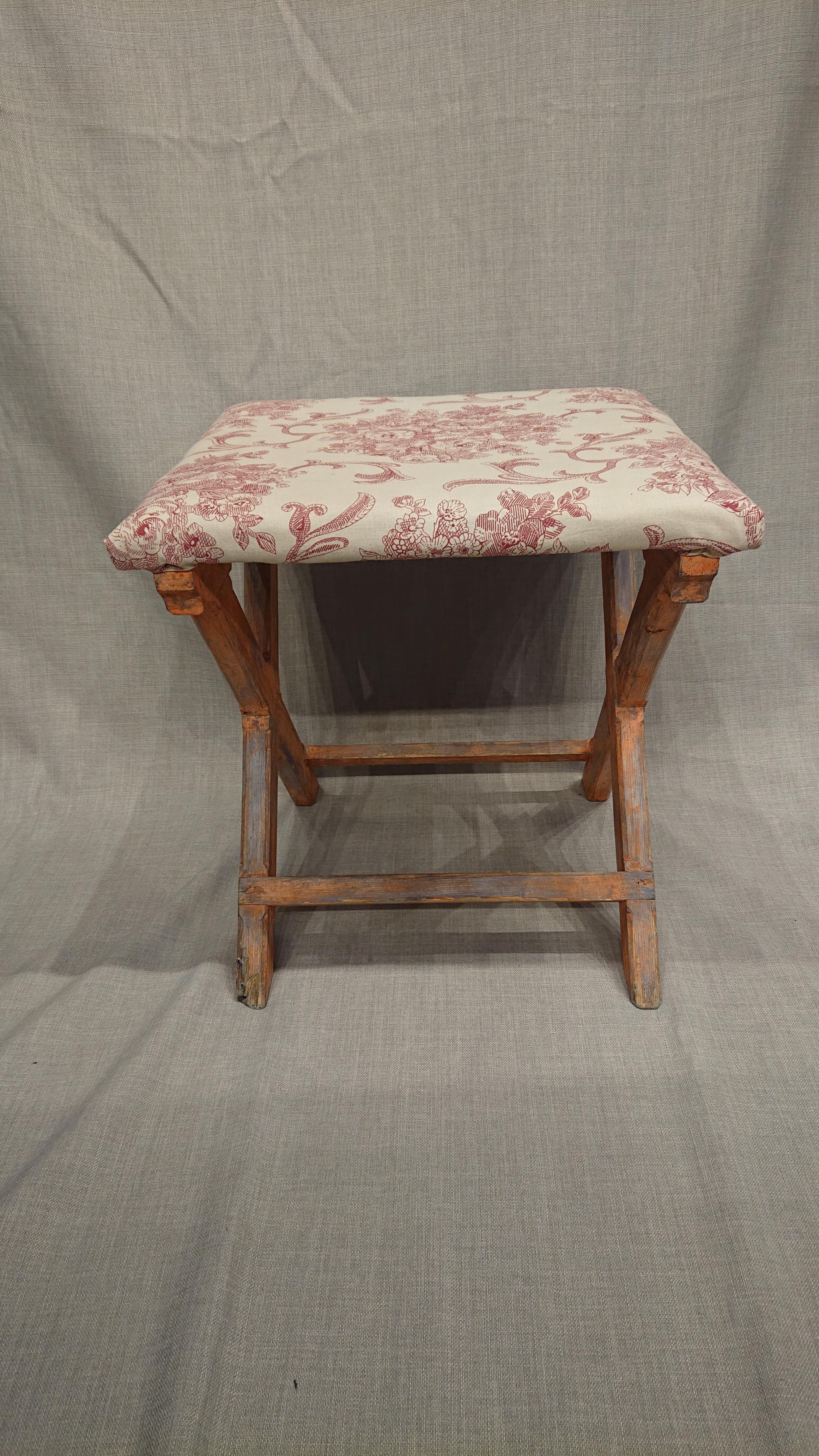 19th Century Gustavian Stool with Original Paint For Sale 4