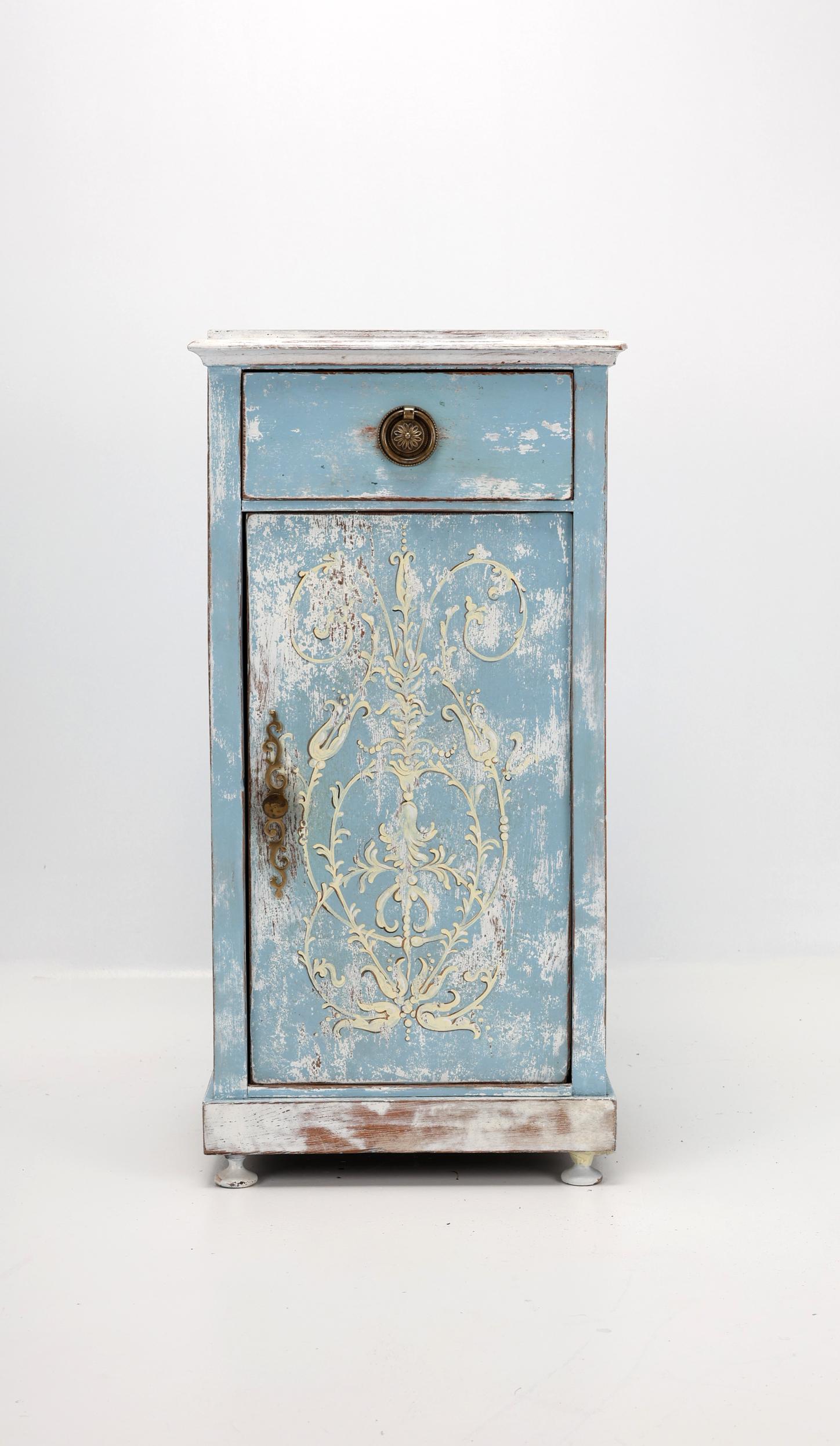 Armadio a un'anta in stile gustaviano del XIX secolo,
1820, Svezia
Legno di Oak, Verniciato

Mobile a un'anta con un cassetto sopra in stile gustaviano.

Condizioni:
Questo mobile è in ottime condizioni. La costruzione è stabile.  
Pronto all'uso.