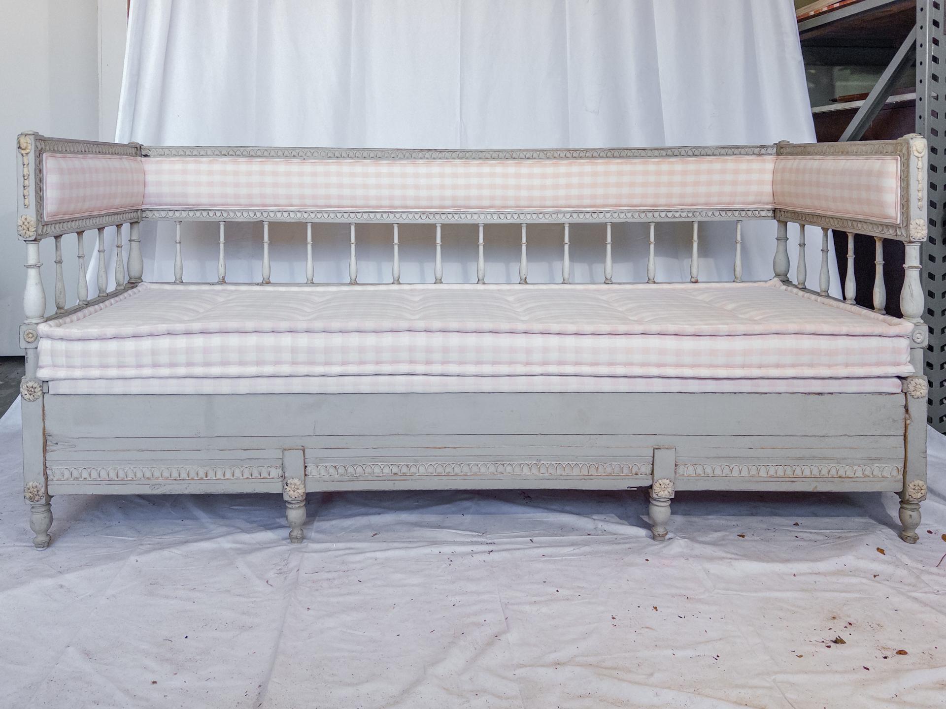 19th Century Gustavian Style Painted Sofa In Good Condition For Sale In Houston, TX