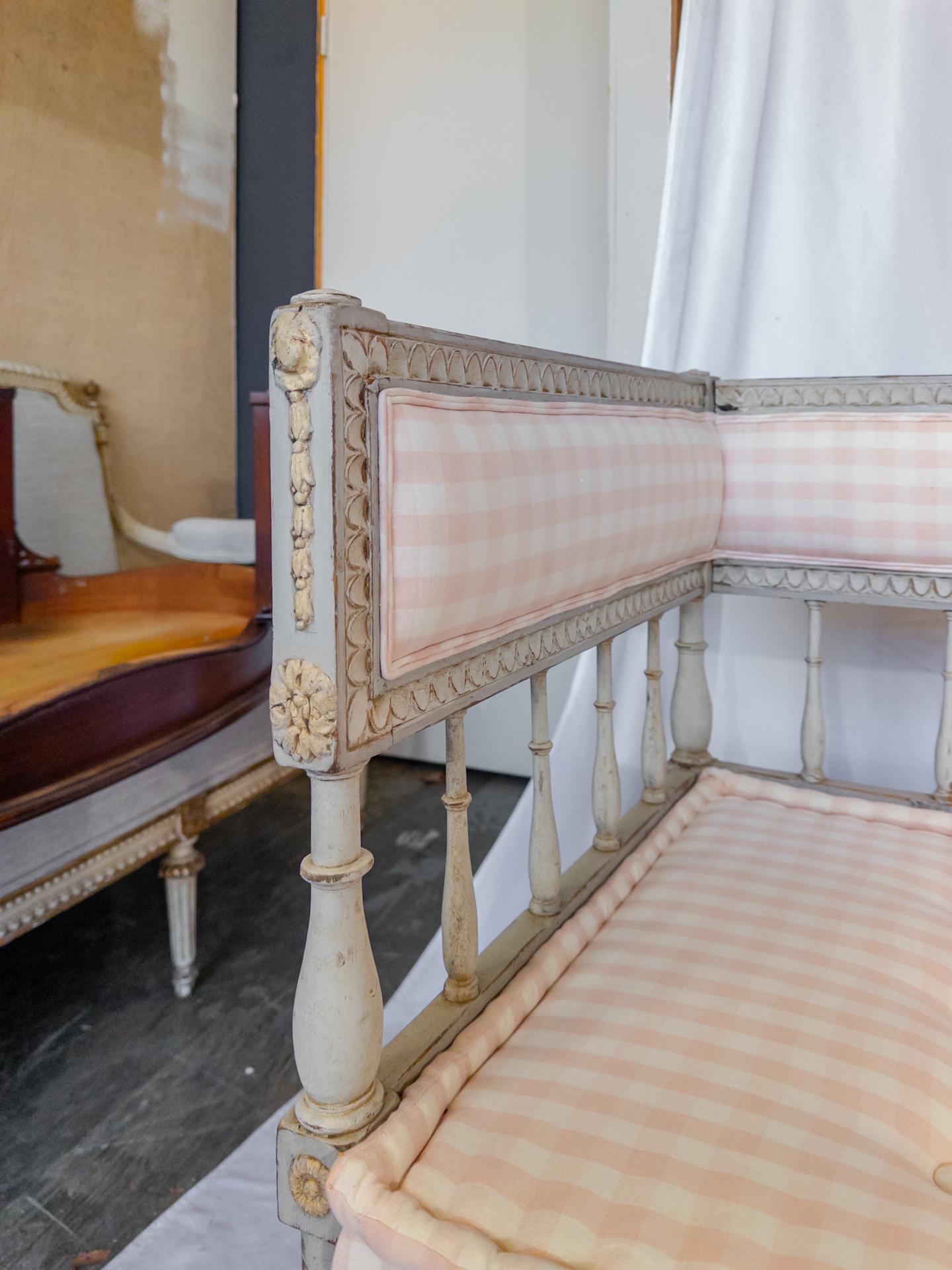 19. Jahrhundert Gustavianischer Stil Gemaltes Sofa (Stoff) im Angebot