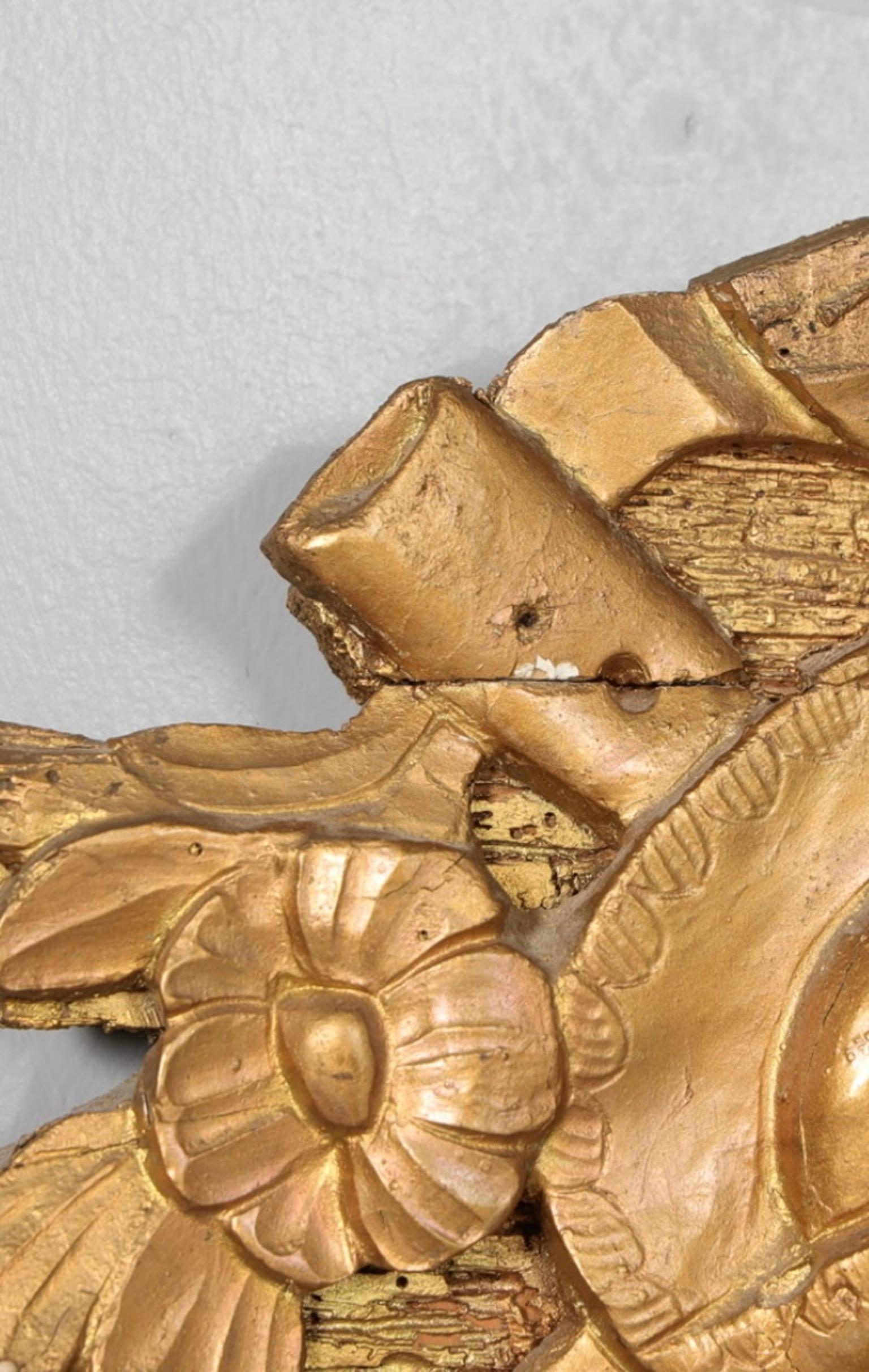 Specchio da parete Gustavskiano del XIX secolo in legno dorato e intagliato in vendita 6