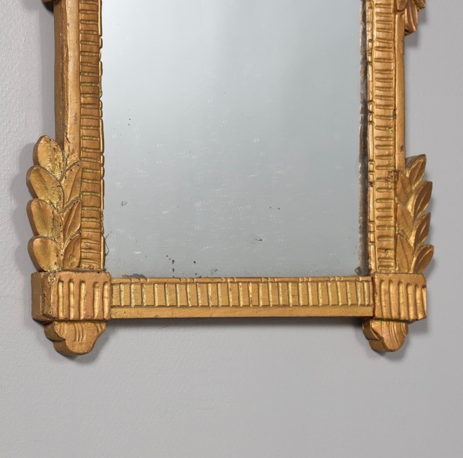 Specchio da parete Gustavskiano del XIX secolo in legno dorato e intagliato in vendita 7