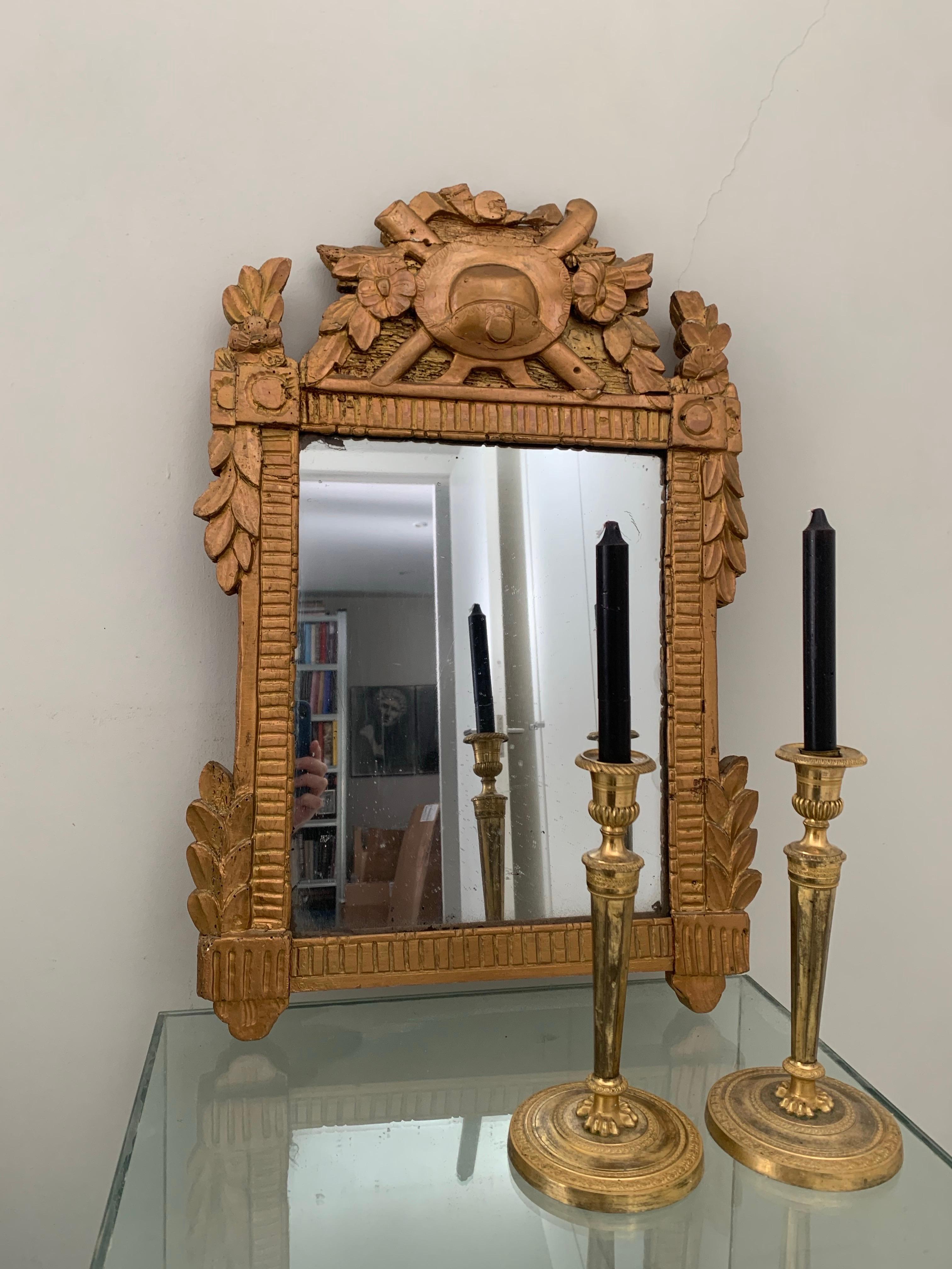 Intagliato a mano Specchio da parete Gustavskiano del XIX secolo in legno dorato e intagliato in vendita