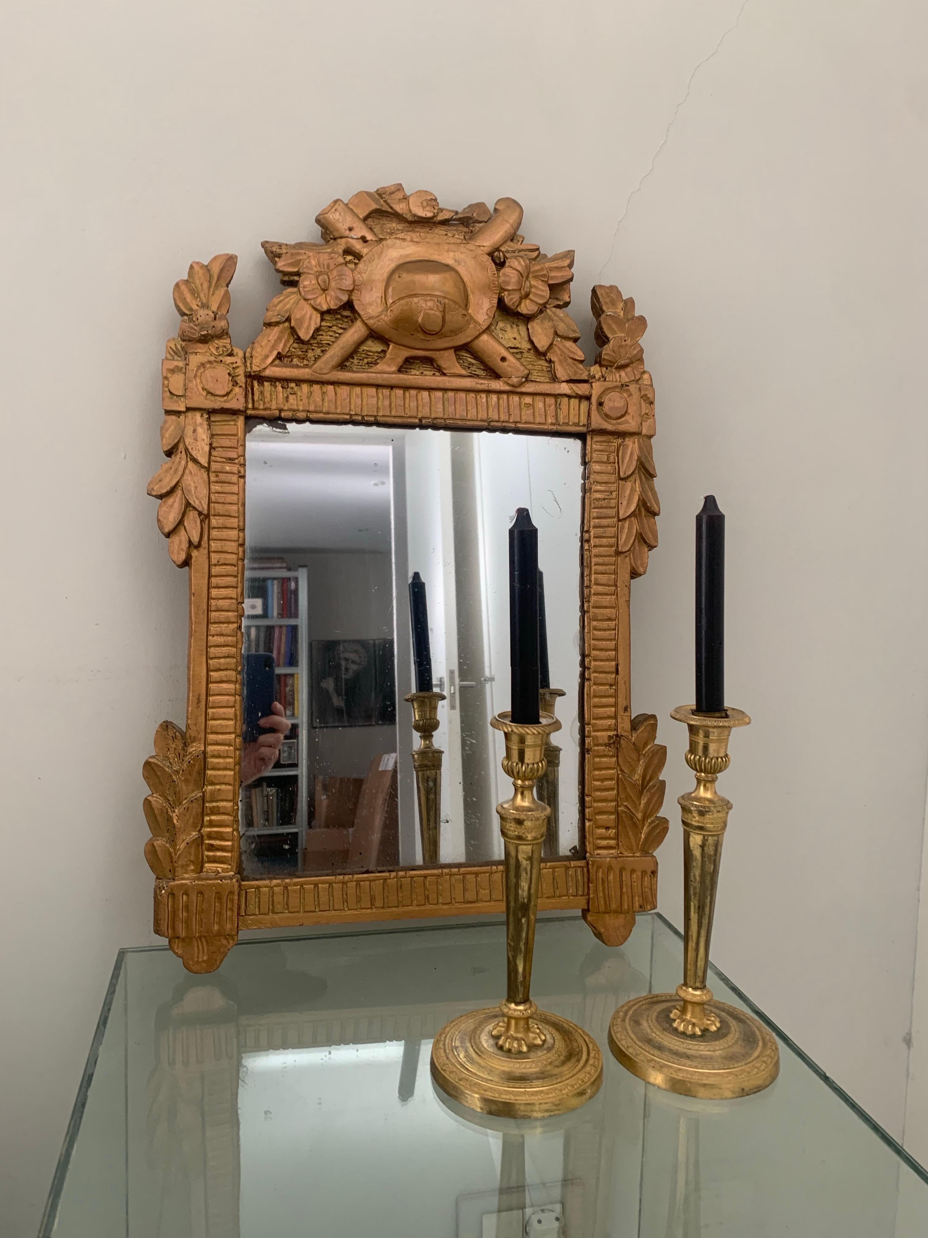 Specchio da parete Gustavskiano del XIX secolo in legno dorato e intagliato In condizioni buone in vendita a Madrid, ES