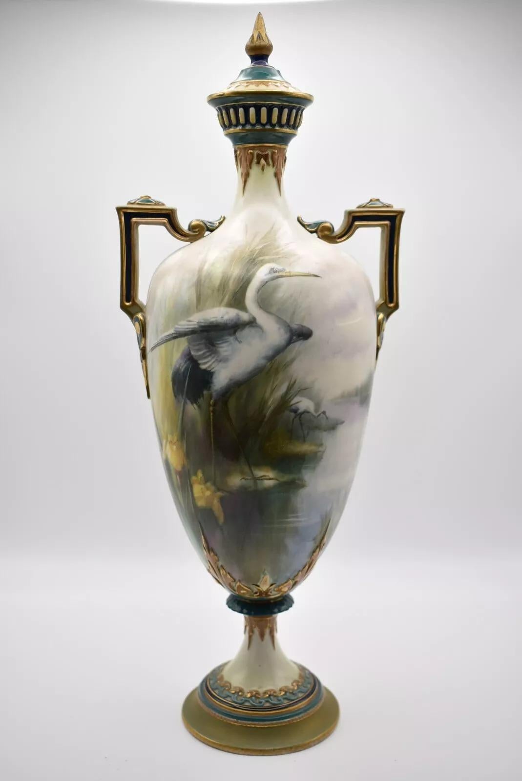 Vaso con piedistallo e coperchio Hadley's Worchester 'Storks' del XIX secolo 247D/85.38 In condizioni ottime in vendita a London, GB