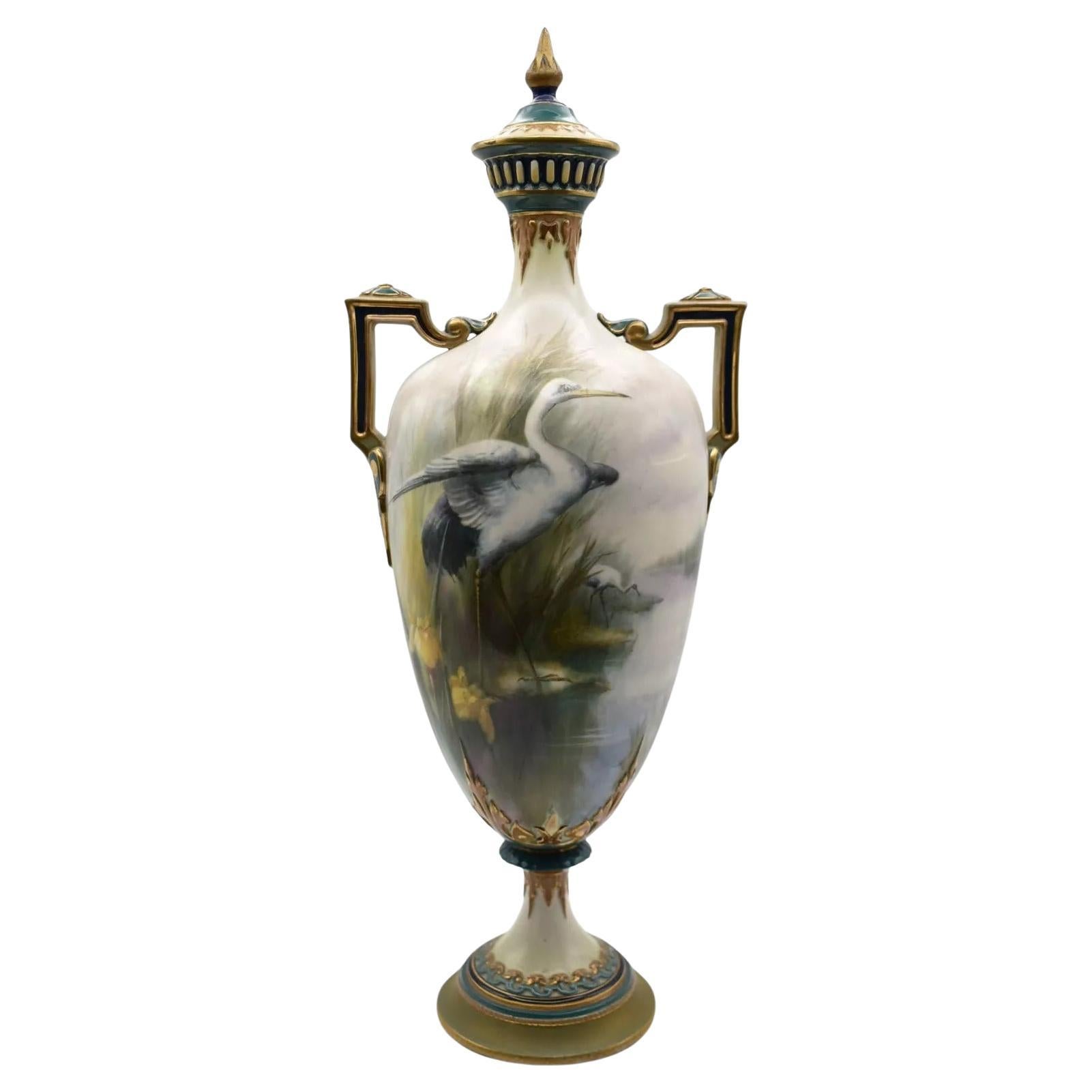 Vaso con piedistallo e coperchio Hadley's Worchester 'Storks' del XIX secolo 247D/85.38 in vendita