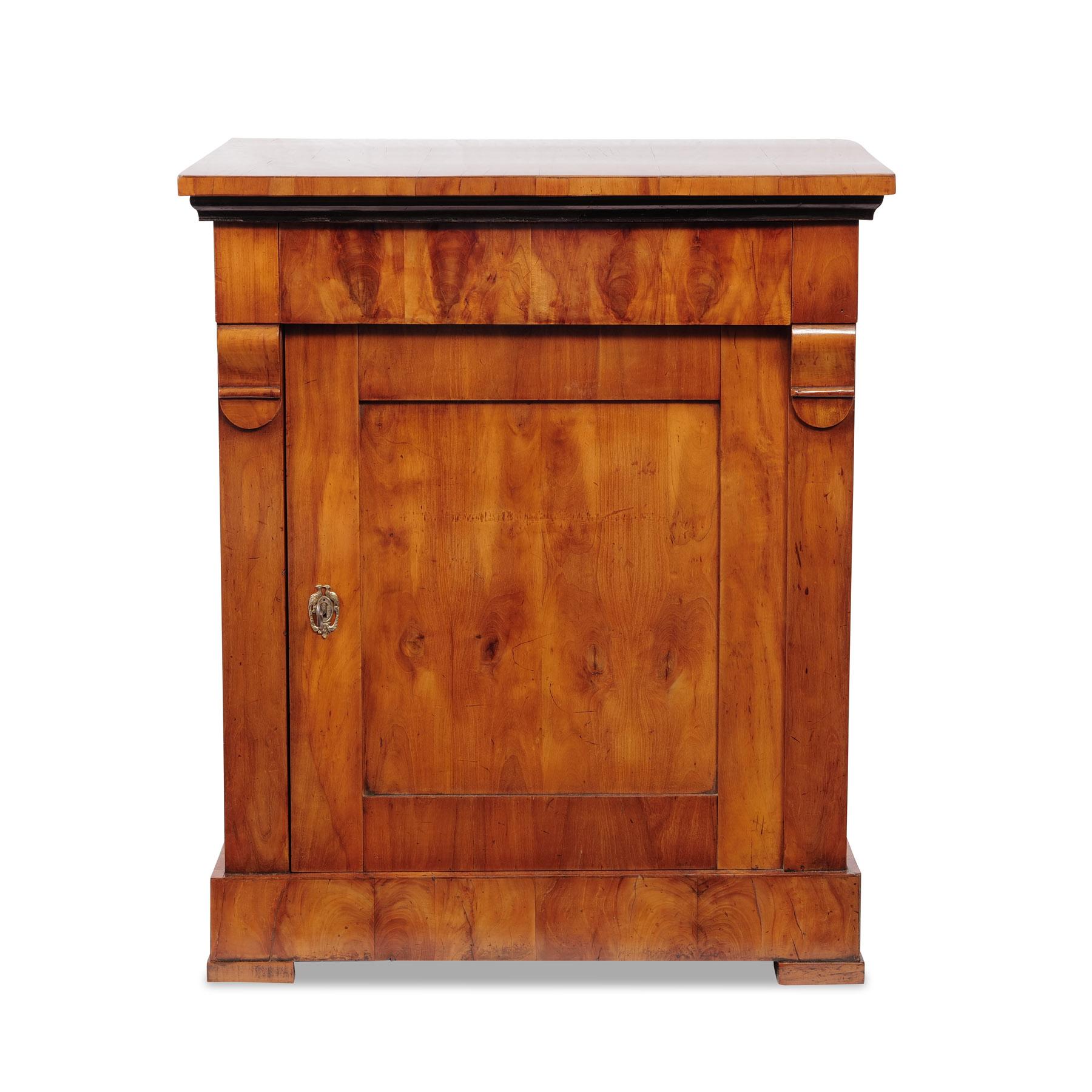 Mezzo armadio
Biedermeier, Renania intorno al 1815/20, impiallacciato in ciliegio su legno dolce, cassetto a scomparsa, profilo ebanizzato,

Lucidante per mani alla gommalacca

Dimensioni: altezza 77 cm; larghezza 64 cm; profondità 47 cm
