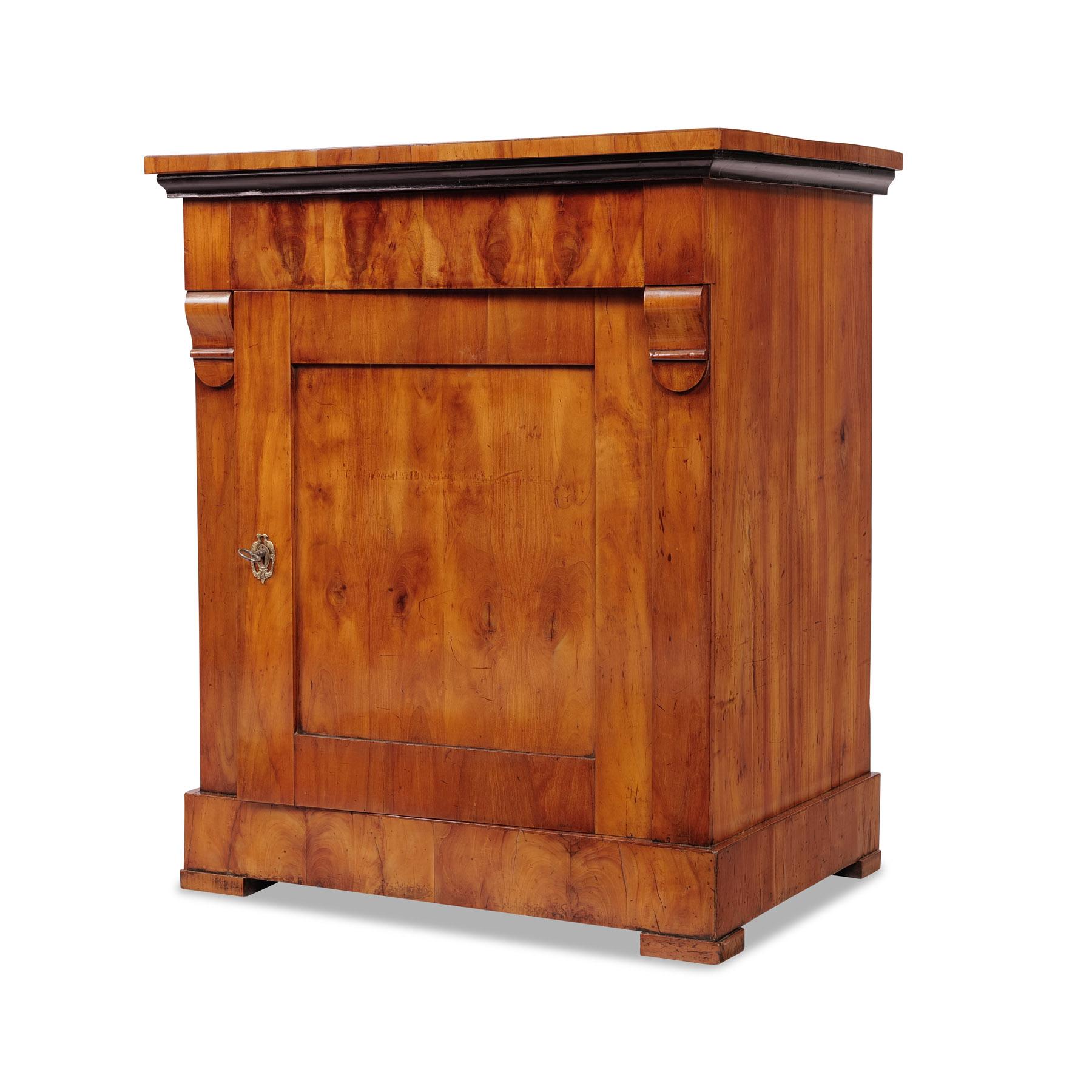Tedesco Mezzo armadio del XIX secolo, Biedermeier, Renania, circa 1815/20 ciliegio in vendita