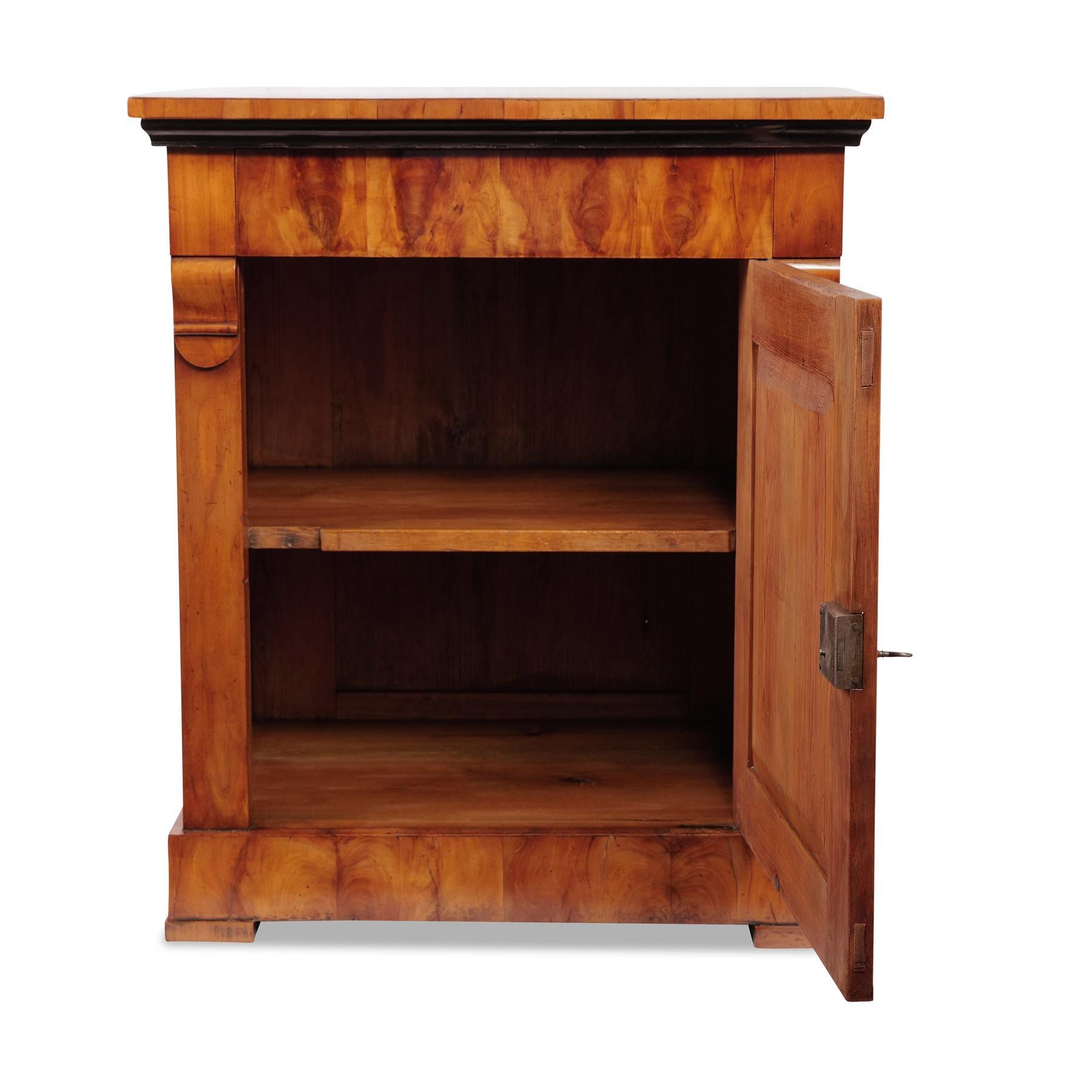 Mezzo armadio del XIX secolo, Biedermeier, Renania, circa 1815/20 ciliegio In condizioni buone in vendita a Münster, DE