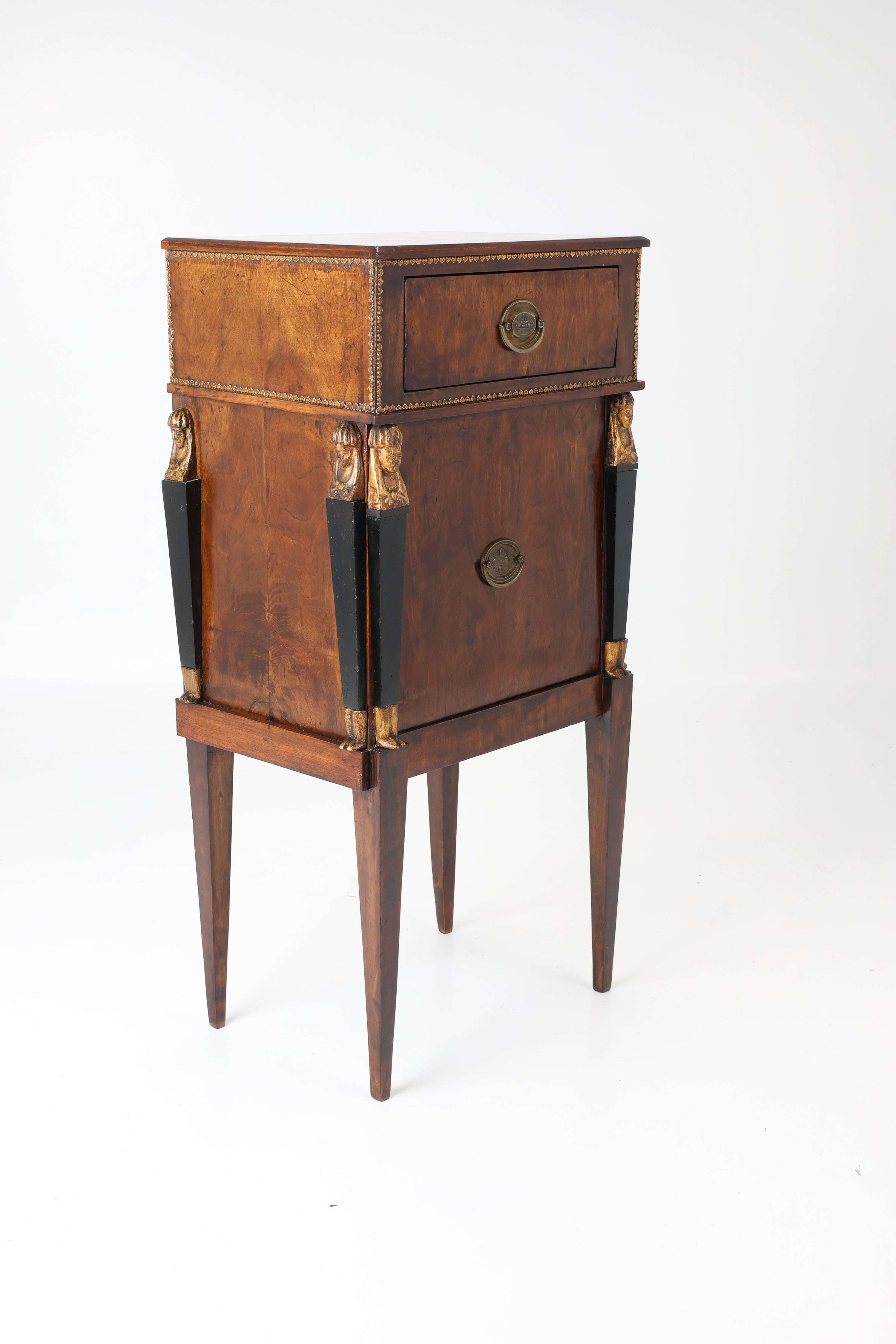 Demi-armoire du XIXe siècle avec montures en laiton et sculptures de cariatides en vente 2